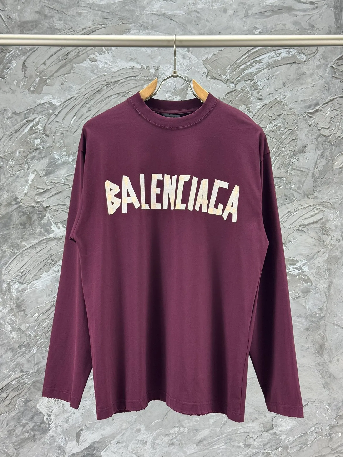 🅿️250 BALENCI*GA Paris tape series printed washed distressed long sleeves. The fabric is made of 280g Paris-specific double yarns*high weight 1:1 double yarn rib. The front and rear panels are made of imported Kornray machine direct-injection printing technology. Distressing + multi-position cutting and wear-making process. Two high-temperature shaping washes. os dropped shoulders and loose version. Same style for men and women -Color: off-white, iron gray, burgundy, green, black blue, fog blue -SIZE: XS S M L style number 8602#