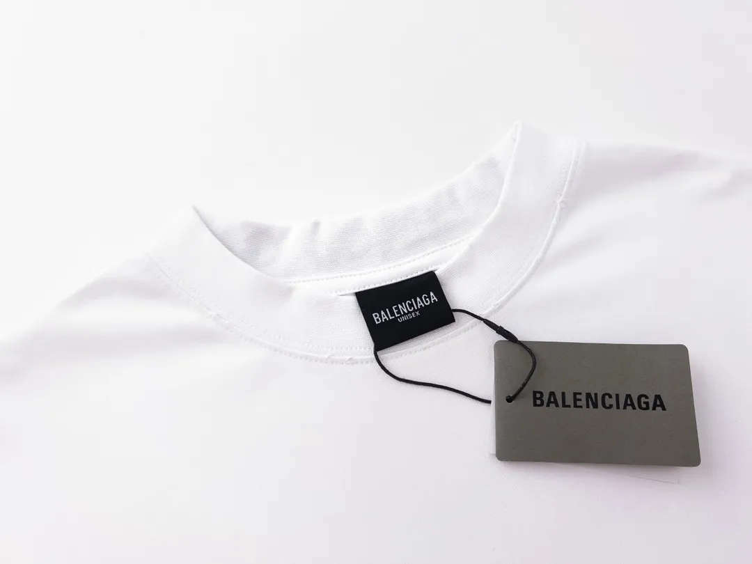 🅿️170 Detailed picture [Top version. Official website quality] BALENCI*GA/Paris # ribbed embroidered letters on the back neck. Ready-made retro worn short-sleeved T-shirt # Brick Cabinet Synchronization. The fabric is made of Paris ZP custom-woven and dyed cotton double yarn. Weighing 260 grams, the cloth surface is clean. The cloth pattern is clear, soft and comfortable. The color fastness is good. It is not easy to change color. The threads are dyed with no color difference. The classic LOGO letter embroidery uses imported embroidery machines, and the embroidery thread uses imported matte light, which is soft to the touch, does not pierce the flesh, and the letters are three-dimensional and full. It is produced in Jubie market based on pictures. Comparisons welcome. The finished product is worn and distressed. The letters are clear. The three-dimensional effect is strong. The version adopts the OS loose shoulder style. The same style for men and women. Coding: BL223099 Color: black. White Size: XS to L