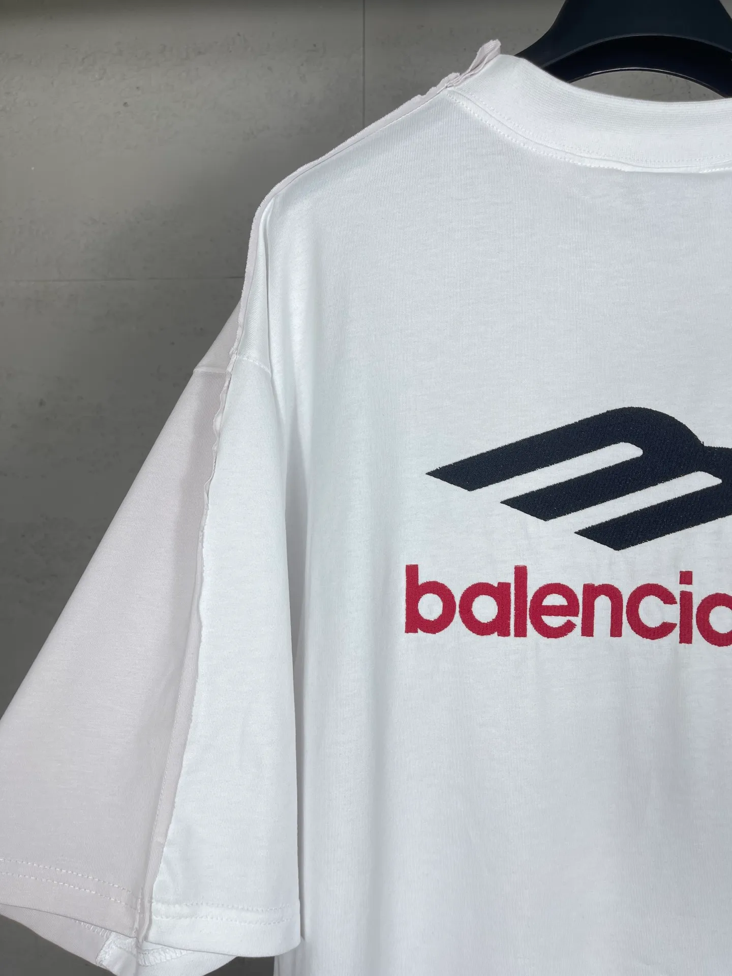 🅿️206 Actual pictures [Top version. Official website quality] BALENCI*GA/Paris. 24ss latest front and rear fabric splicing of different colors. AB double-sided printing and embroidery double combined with classic style. Genuine product developed at the first time. Notice! ️New method of splicing, different market currency. The brick cabinet is synchronized. The fabric is made of Paris ZP custom-woven and dyed cotton with double yarns and compact cotton. The weight is 260 grams. The cloth surface is clean. The cloth pattern is clear, soft and comfortable, and the threads are dyed with no color difference. The classic pattern is directly printed using environmentally friendly imported materials, and the embroidery uses an imported Tajima embroidery machine. The letters are clear and the effect is three-dimensional. Restore the brick cabinet. The overweight craft version adopts the OS loose shoulder version. The same style for men and women. Code: BL223366 Color: black blue, gray and white Size: XS to L