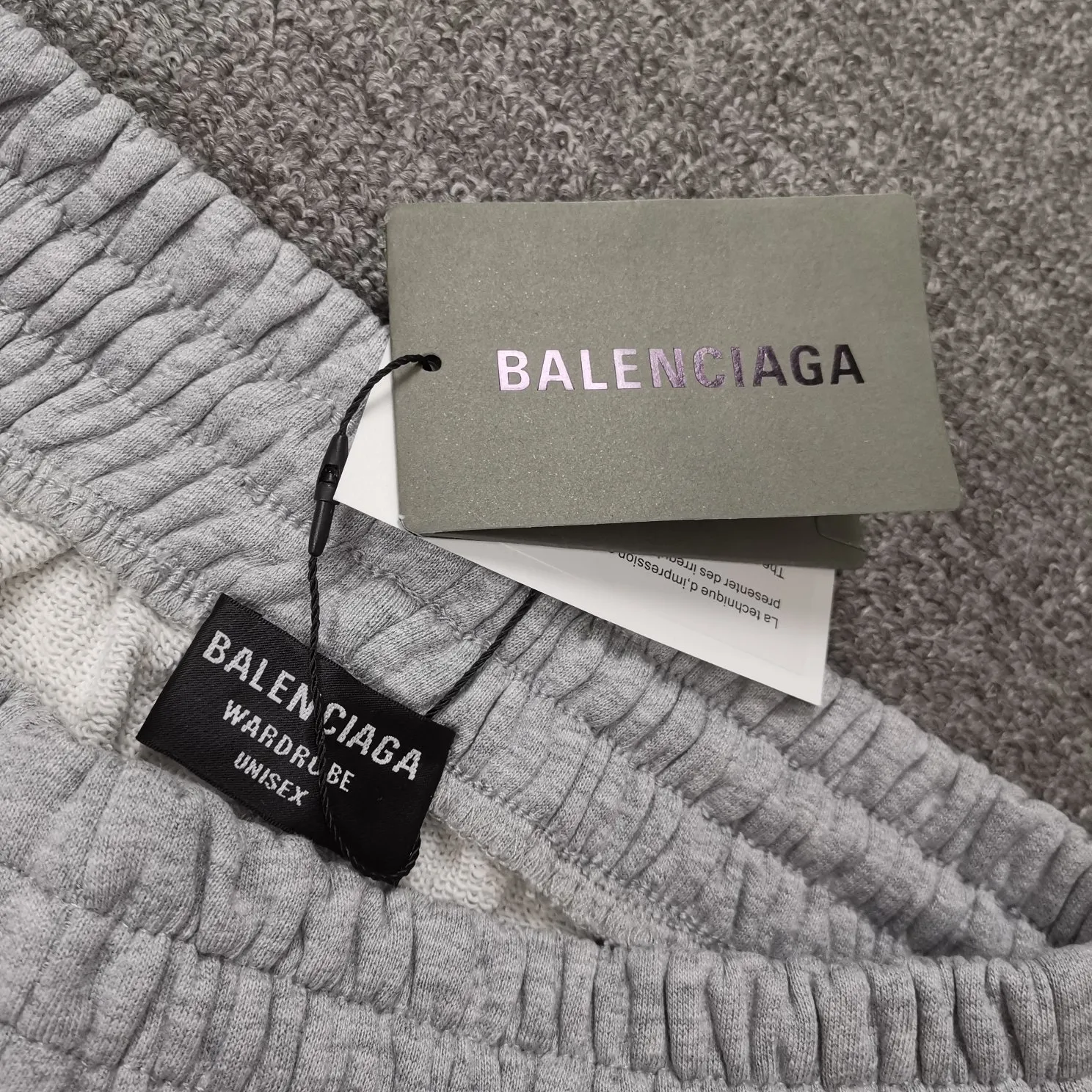 The top tested version of BALENCIAGA basic embroidered cotton loose shorts for men and women, the same trendy brand shorts for men and women. Fabric: Customized fish scale terry cotton fabric 440 grams, super heavy, ready-to-wear washable, soft and comfortable to the touch. Printing: Japanese Tajima embroidery technology is used, the embroidery is accurate, the printing is meticulous and full, and there is no thread skipping. Accessories: Customized full set of BLCG accessories Color: dark brown, gray, black, white Size: XS-L P:310