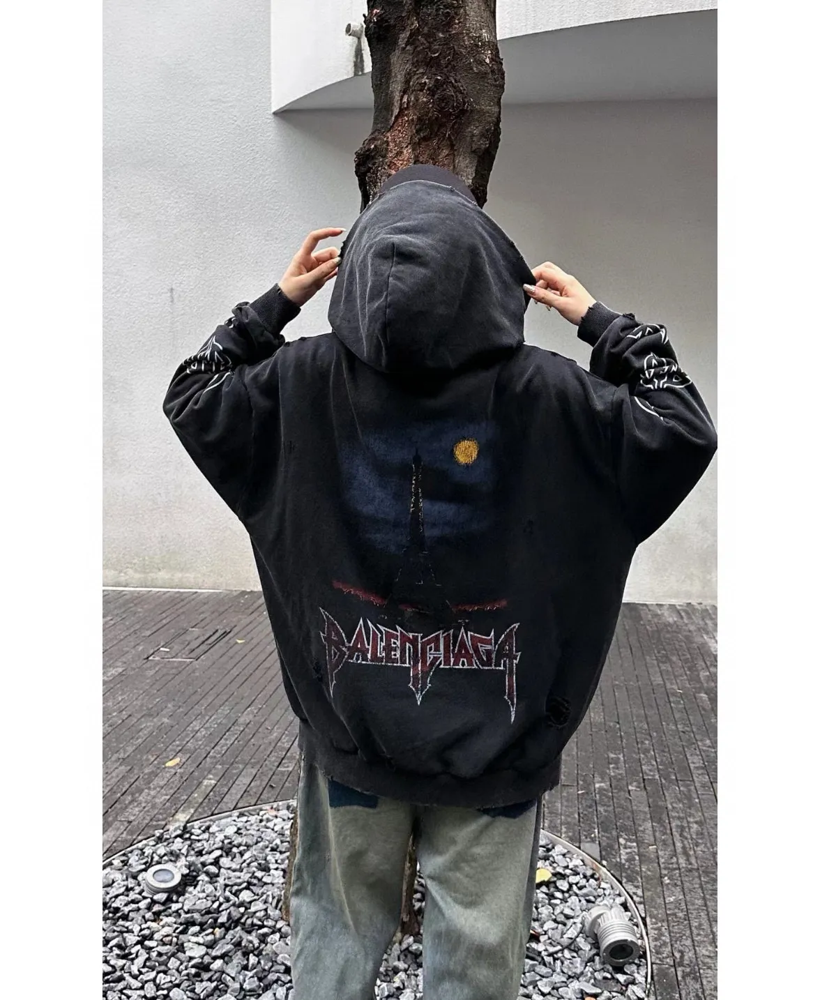 ♻️💯Upper body reference model picture❤️Top tested version BALENCIAGA Tower Paris Night Balenciaga distressed, dirty, hole-washed hooded zipper hoodie sweatshirt YB1.3W purchase ➕Price 10K purchase original targeted development! 460g double-ply double-yarn terry fabric, the garment weight is as high as 1.2kg! The back printing adopts Kornit digital direct printing process, and the shipment is extremely slow! Especially the Yunmu color on the tower is very delicate and grainy! The overall bursting letters are very evenly distressed and have a full sense of distress! The whole body was severely damaged, all randomly worn by hand! Very time consuming! The whole piece of clothing went through three washes. The fabric was first pre-shrunk, and then washed with distressing water to wash out the color on the printed surface to give it a distressed look. After washing with water for the second time, do the dirty coating. The staining is also a manual process, and each position of the coating must be brushed more than 3 times before! The key point is the coating on the back. It is a process that really makes people vomit blood. It has to be brushed back and forth, more than 20 times, to evenly apply the coating! It can be said that it will never be seen alive. After the coating is completed, the garments will be sprayed and then washed with wax! After washing with the wax, the fabric feels smooth and won't have that harsh, rough feel! This is also a key craft! If this step is missing, it won’t be visible on the screen, but it will be very uncomfortable and the skin texture will be very poor!  The workmanship is troublesome, and it normally takes 15 days for orders to be returned! Look at this construction period and this price, do you think it’s worth it?  Size: XS-L Color: Active Black P:490