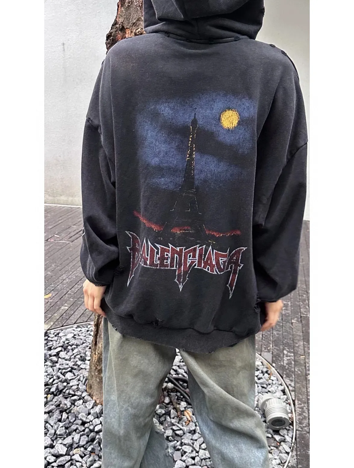 ♻️💯Upper body reference model picture❤️Top tested version BALENCIAGA Tower Paris Night Balenciaga distressed, dirty, hole-washed hooded zipper hoodie sweatshirt YB1.3W purchase ➕Price 10K purchase original targeted development! 460g double-ply double-yarn terry fabric, the garment weight is as high as 1.2kg! The back printing adopts Kornit digital direct printing process, and the shipment is extremely slow! Especially the Yunmu color on the tower is very delicate and grainy! The overall bursting letters are very evenly distressed and have a full sense of distress! The whole body was severely damaged, all randomly worn by hand! Very time consuming! The whole piece of clothing went through three washes. The fabric was first pre-shrunk, and then washed with distressing water to wash out the color on the printed surface to give it a distressed look. After washing with water for the second time, do the dirty coating. The staining is also a manual process, and each position of the coating must be brushed more than 3 times before! The key point is the coating on the back. It is a process that really makes people vomit blood. It has to be brushed back and forth, more than 20 times, to evenly apply the coating! It can be said that it will never be seen alive. After the coating is completed, the garments will be sprayed and then washed with wax! After washing with the wax, the fabric feels smooth and won't have that harsh, rough feel! This is also a key craft! If this step is missing, it won’t be visible on the screen, but it will be very uncomfortable and the skin texture will be very poor!  The workmanship is troublesome, and it normally takes 15 days for orders to be returned! Look at this construction period and this price, do you think it’s worth it?  Size: XS-L Color: Active Black P:490