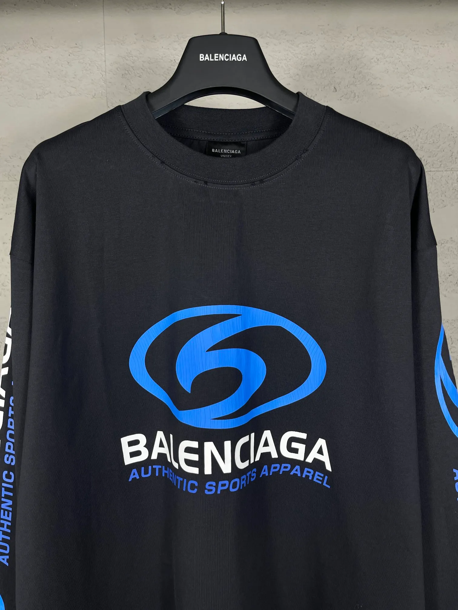 🅿️220 real photos [Top version. Official website quality] BALENCI*GA/Paris. 2024 new model. Paris surf pattern letter printing straight split long-sleeved T-shirt, brick cabinet synchronization. Genuine product developed at the first time, happy to print and compare! The fabric is made of Paris ZP custom-woven and dyed cotton double yarn. Weighing 260 grams, the cloth surface is clean. The cloth pattern is clear, soft and comfortable. The threads are dyed with no color difference. The classic LOGO is printed using environmentally friendly imported materials with clear pattern letters and a three-dimensional effect. Restored brick cabinet. Ready-made garments are washed, worn and distressed. Different market currency. Welcome to compare. The version adopts OS loose shoulder style. Same style for men and women. Code: BL225033 Color: gray blue, apricot, size: XS S M L
