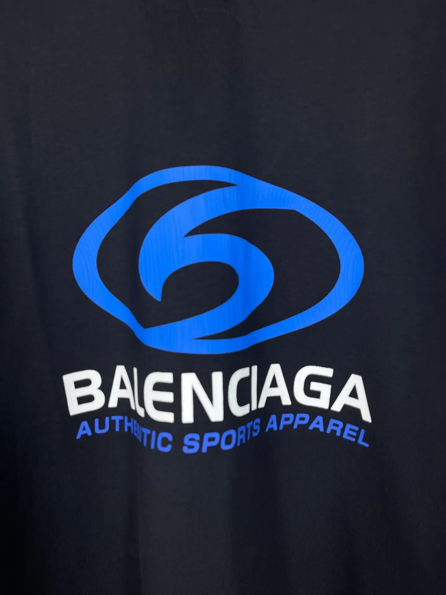 🅿️220 real photos [Top version. Official website quality] BALENCI*GA/Paris. 2024 new model. Paris surf pattern letter printing straight split long-sleeved T-shirt, brick cabinet synchronization. Genuine product developed at the first time, happy to print and compare! The fabric is made of Paris ZP custom-woven and dyed cotton double yarn. Weighing 260 grams, the cloth surface is clean. The cloth pattern is clear, soft and comfortable. The threads are dyed with no color difference. The classic LOGO is printed using environmentally friendly imported materials with clear pattern letters and a three-dimensional effect. Restored brick cabinet. Ready-made garments are washed, worn and distressed. Different market currency. Welcome to compare. The version adopts OS loose shoulder style. Same style for men and women. Code: BL225033 Color: gray blue, apricot, size: XS S M L