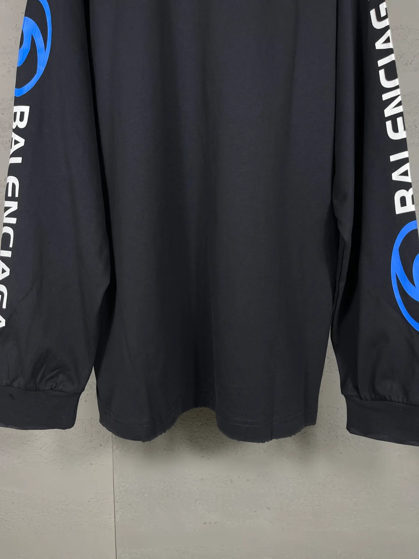 🅿️220 real photos [Top version. Official website quality] BALENCI*GA/Paris. 2024 new model. Paris surf pattern letter printing straight split long-sleeved T-shirt, brick cabinet synchronization. Genuine product developed at the first time, happy to print and compare! The fabric is made of Paris ZP custom-woven and dyed cotton double yarn. Weighing 260 grams, the cloth surface is clean. The cloth pattern is clear, soft and comfortable. The threads are dyed with no color difference. The classic LOGO is printed using environmentally friendly imported materials with clear pattern letters and a three-dimensional effect. Restored brick cabinet. Ready-made garments are washed, worn and distressed. Different market currency. Welcome to compare. The version adopts OS loose shoulder style. Same style for men and women. Code: BL225033 Color: gray blue, apricot, size: XS S M L