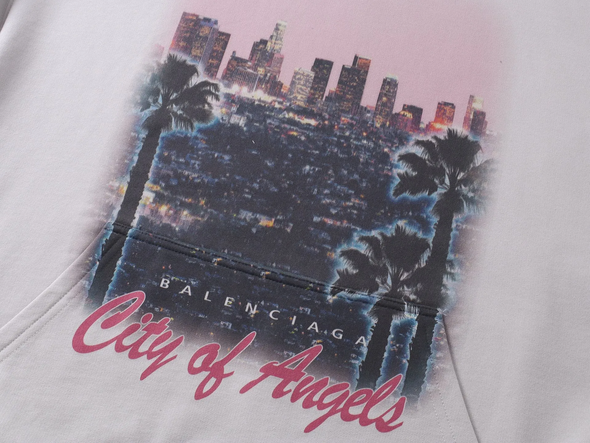 🅿️390 - BALENCI*GA Paris and Los Angeles night view style hooded long sweatshirt. The front pattern is directly sprayed by computer. The ready-made clothes are washed and aged. The letters are clear. The effect is three-dimensional. Exclusively woven and dyed 460g fabric. Threads are dyed in the same vat with zero color difference. Brick cabinet synchronization. Welcome to compare. Same style for men and women -Color: washed black, apricot -SIZE: Xs S M L style number 8966#