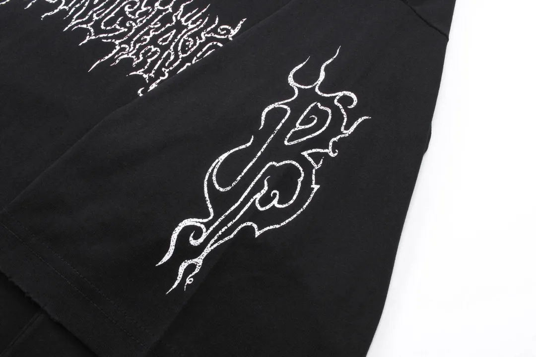 🅿️186 Detailed Picture [Top version. Official website quality] BALENCI*GA/Paris. 2024 new style flame letter LOGO destruction printed short-sleeved T-shirt. Brick cabinets are synchronized. Genuine products are developed at the first time, and you can print and compare! The fabric is made of Paris ZP custom-woven and dyed cotton double yarn. Weighing 260 grams, the cloth surface is clean. The cloth pattern is clear, soft and comfortable. The threads are dyed with no color difference. The classic LOGO is printed using environmentally friendly imported materials, with clear pattern letters and a three-dimensional effect. Restored brick cabinet. Ready-made garments are washed, worn and old. Different market currency. Welcome to compare. The version adopts OS loose shoulder version. Same style for men and women. Code: BL233303 Color: black, white, yellow, gray blue Size: XS to L