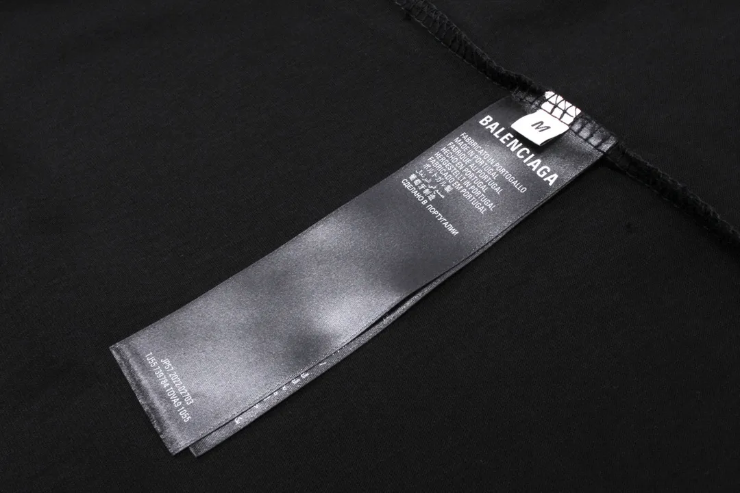 🅿️186 Detailed Picture [Top version. Official website quality] BALENCI*GA/Paris. 2024 new style flame letter LOGO destruction printed short-sleeved T-shirt. Brick cabinets are synchronized. Genuine products are developed at the first time, and you can print and compare! The fabric is made of Paris ZP custom-woven and dyed cotton double yarn. Weighing 260 grams, the cloth surface is clean. The cloth pattern is clear, soft and comfortable. The threads are dyed with no color difference. The classic LOGO is printed using environmentally friendly imported materials, with clear pattern letters and a three-dimensional effect. Restored brick cabinet. Ready-made garments are washed, worn and old. Different market currency. Welcome to compare. The version adopts OS loose shoulder version. Same style for men and women. Code: BL233303 Color: black, white, yellow, gray blue Size: XS to L