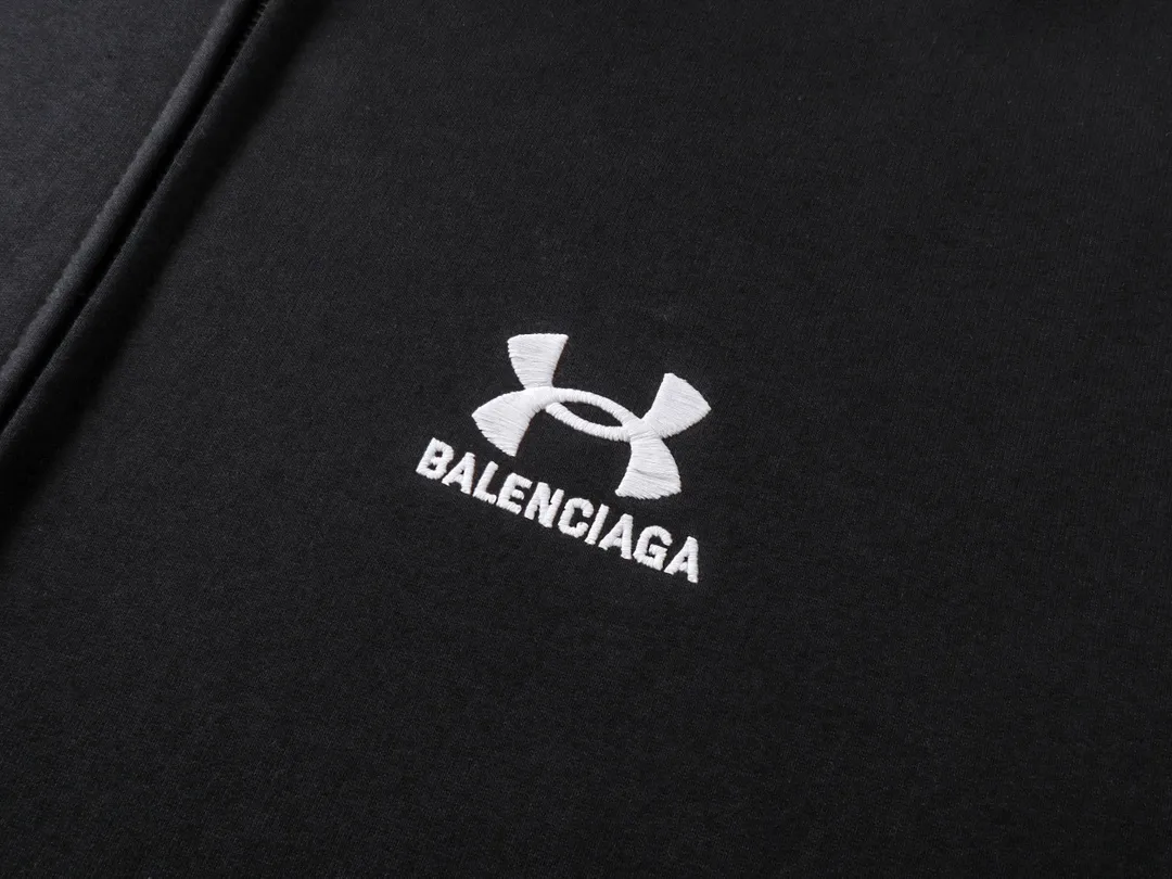 🅿️360 real photos [Top version. Official website quality] BALENCI*GA/Paris joint Under Armor front and rear embroidered cardigan hooded sweatshirt # SS24 latest model. Research and development at the first time, different market currencies. Comparisons welcome. The fabric is made of Paris ZP custom-woven and dyed cotton terry sweatshirt. The weight is 460 grams. The cloth surface is clean. The cloth pattern is clear, soft and comfortable. The threads are dyed with no color difference. The classic LOGO pattern embroidery is embroidered by Tajima imported machine. The letters are clear, three-dimensional and without burrs. Jubie market produces pictures based on pictures. Welcome to compare. The version adopts OS loose shoulder design. Same style for men and women. Code: BL238928 Color: black, red Size: XS S M L