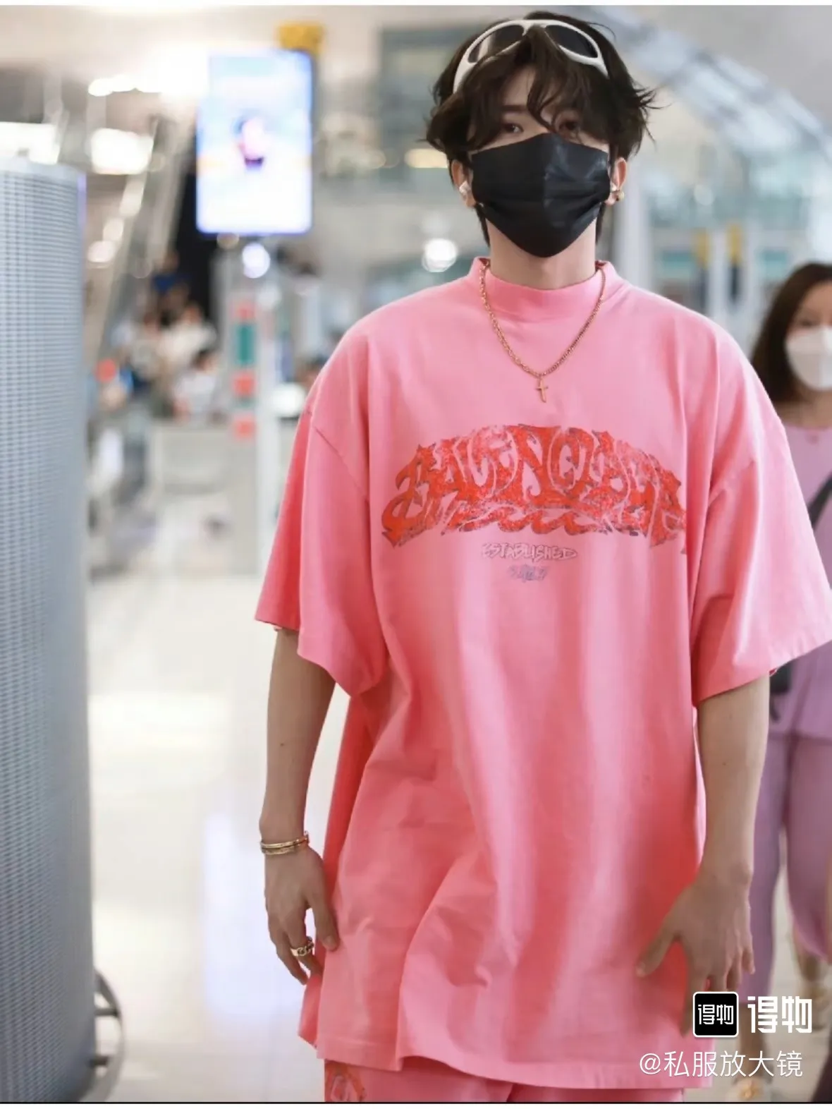 🎀Hot model picture🎀Top tested version Balenciaga 24SS flame graffiti letters distressed printed short-sleeved T-shirt. The fabric is made of 240 grams of smooth pure cotton double yarn. It is high in weight and is still cool and comfortable to wear. Balenciaga 23SS flame graffiti letter LOGO short-sleeved T-shirt! You must not miss the explosive power of this fashion! This T-shirt is really too stylish, with the letter LOGO and flame graffiti. The perfect blend together ignites the passion for fashion! Not only can it show your personality, but it can also add a rebellious and flamboyant attitude to your overall look! Whether you are a street trend or a fairy who pursues fashion taste, this short-sleeved T-shirt can make you look cool in a different way! 10. Moreover, its design and tailoring are very fitting, and the comfort cannot be ignored! " This T-shirt has long become the new darling of the fashion circle. Many stars and celebrities have fallen in love with it. Just search on Instagram and you will find countless fashionistas showing off this hot item! "Journey of Flame" makes itself the focus of street fashion and attracts everyone's attention! Thermoset ink printing uses chemical ink as pigment and requires high temperature drying to solidify the ink onto the fabric for a unique aged effect‼ ️ 🤩Made of custom-woven pure cotton fabric, it is close-fitting and comfortable, and has a first-class feel! The loose fit creates an oversize silhouette, and the small neckline design is very slim, and is more popular among young men and women 🙋🏻‍♀️! The ribbed round neck and retro plain fabric mid-cut design create a unique style and charm! The upper body shape is not flattering, and it can be worn with a couple outfit! Color: distressed pink, washed black, size S～XL p:270