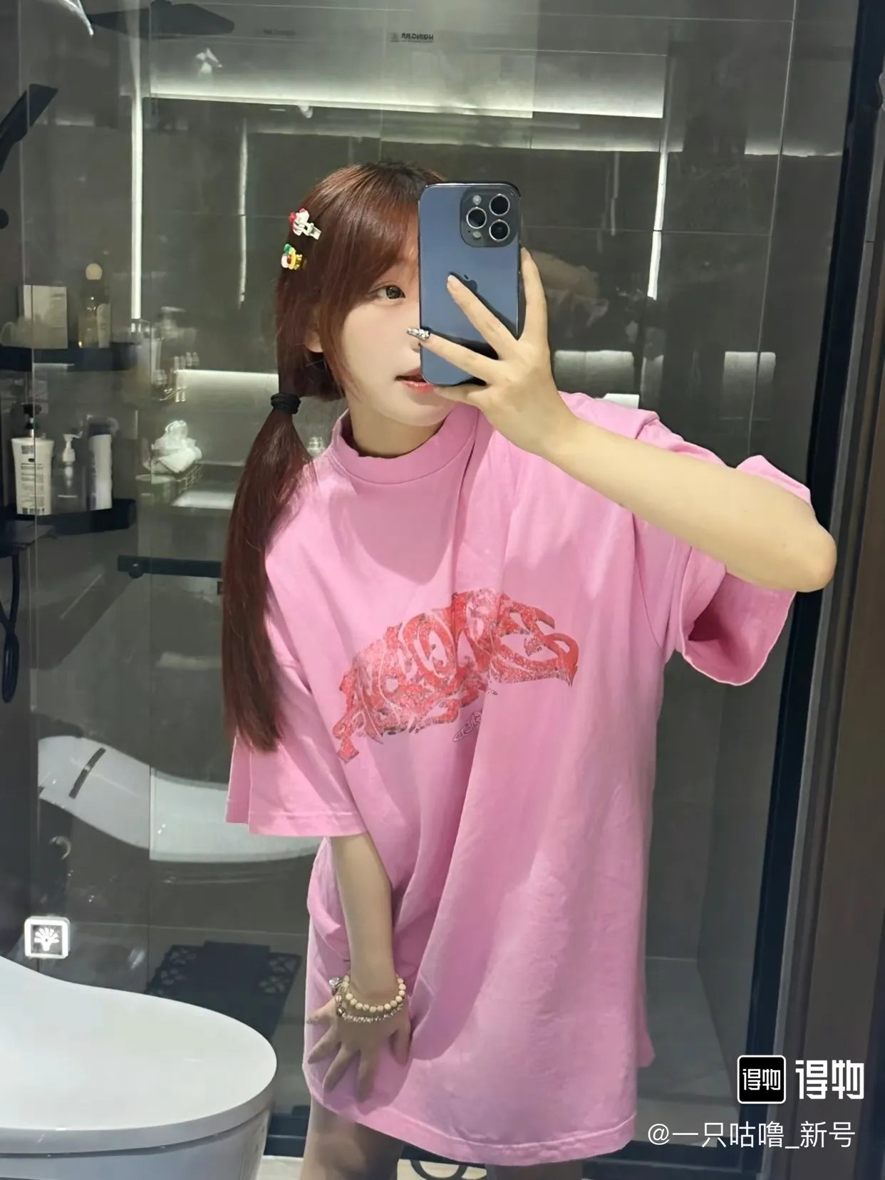 🎀Hot model picture🎀Top tested version Balenciaga 24SS flame graffiti letters distressed printed short-sleeved T-shirt. The fabric is made of 240 grams of smooth pure cotton double yarn. It is high in weight and is still cool and comfortable to wear. Balenciaga 23SS flame graffiti letter LOGO short-sleeved T-shirt! You must not miss the explosive power of this fashion! This T-shirt is really too stylish, with the letter LOGO and flame graffiti. The perfect blend together ignites the passion for fashion! Not only can it show your personality, but it can also add a rebellious and flamboyant attitude to your overall look! Whether you are a street trend or a fairy who pursues fashion taste, this short-sleeved T-shirt can make you look cool in a different way! 10. Moreover, its design and tailoring are very fitting, and the comfort cannot be ignored! " This T-shirt has long become the new darling of the fashion circle. Many stars and celebrities have fallen in love with it. Just search on Instagram and you will find countless fashionistas showing off this hot item! "Journey of Flame" makes itself the focus of street fashion and attracts everyone's attention! Thermoset ink printing uses chemical ink as pigment and requires high temperature drying to solidify the ink onto the fabric for a unique aged effect‼ ️ 🤩Made of custom-woven pure cotton fabric, it is close-fitting and comfortable, and has a first-class feel! The loose fit creates an oversize silhouette, and the small neckline design is very slim, and is more popular among young men and women 🙋🏻‍♀️! The ribbed round neck and retro plain fabric mid-cut design create a unique style and charm! The upper body shape is not flattering, and it can be worn with a couple outfit! Color: distressed pink, washed black, size S～XL p:270