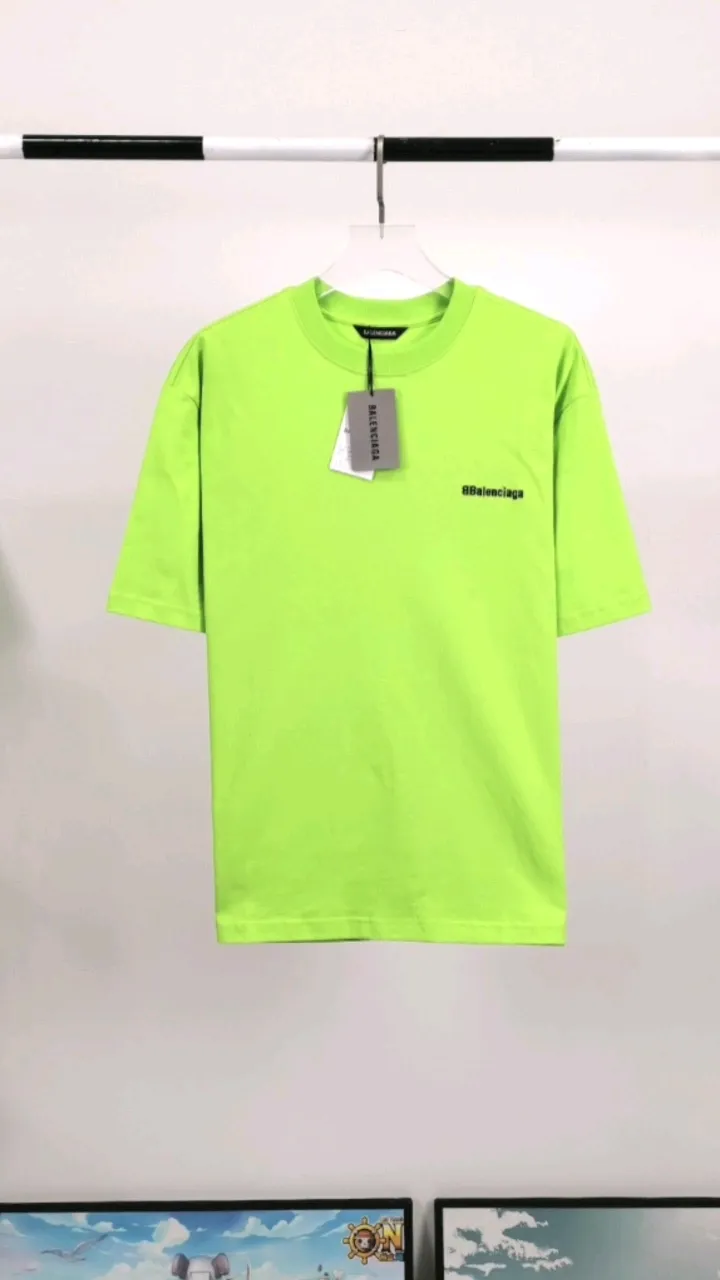 Real shot of the video————The top tested version of BALENCIAGA basic embroidered logo pure cotton loose-fitting fashion brand short-sleeves for men and women. Fabric: 32S 280g super heavy fabric, ready-to-wear wash, soft and comfortable to the touch. Printing: Japanese Tajima embroidery technology is used, the embroidery is accurate, the printing is meticulous and full, and there is no thread skipping. Accessories: Customized full set of BLCG accessories Color: Fluorescent green black gray dark khaki white Size: XS-L P:240