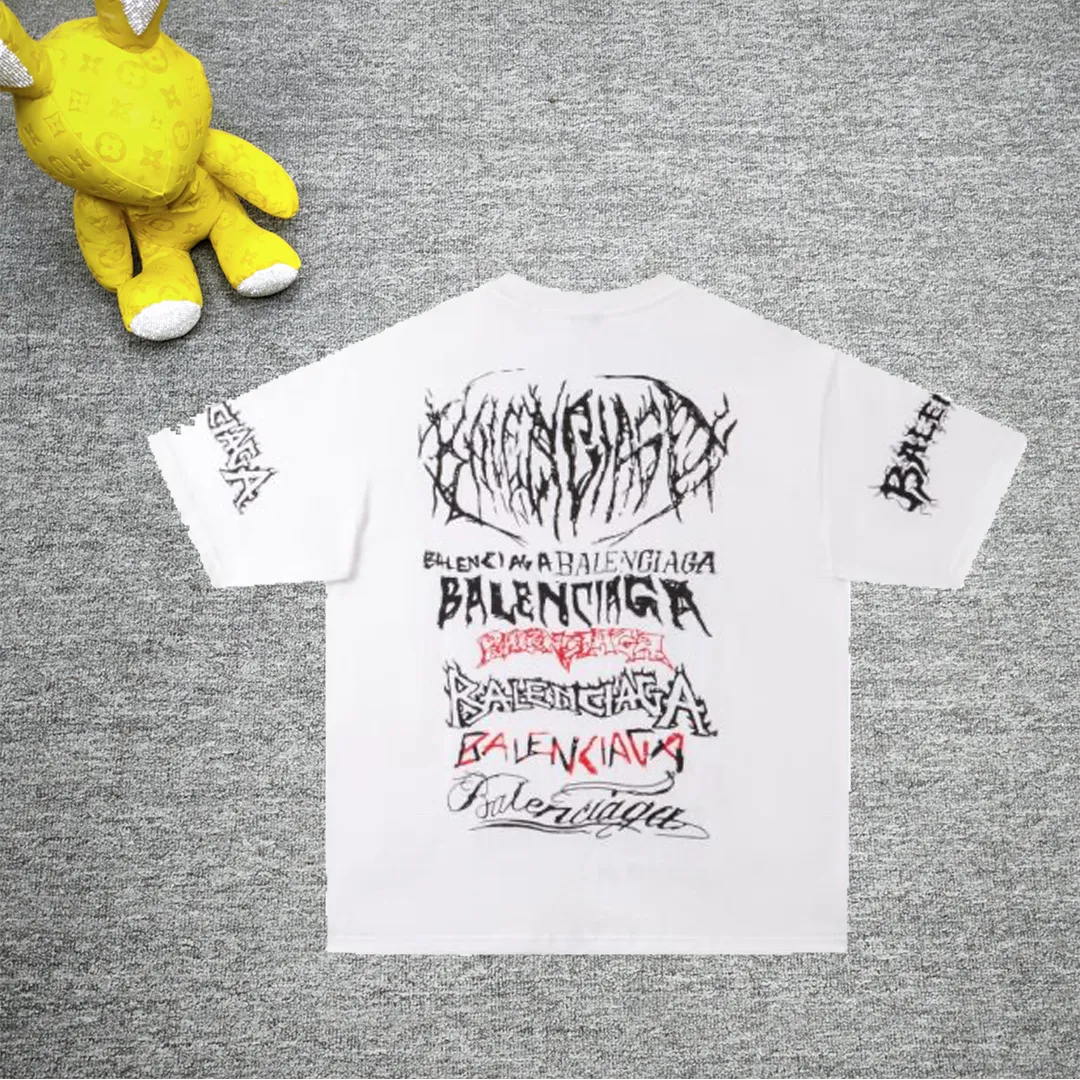 The top proven version of Balenciaga/Balenciaga 24SS Year of the Dragon hand-painted graffiti logo fully printed short-sleeved T-shirt everyone has been waiting for! The Year of the Dragon limited edition is finally available! The fabric is made of 16-count single combed compact spun 250g thickened plain weave fabric, washed and dyed on the panel. The front and rear left and right sleeve patterns are all made using an elliptical machine direct injection process. After scanning the pattern, the details of the panel are adjusted manually. Then use large cloth to repeatedly adjust the pattern on the board. The printing is delicate and neat. The ready-made garments are washed softly to ensure no shrinkage. Double-pressing technology is used. The pattern part uses graffiti-style Gothic fonts. The pattern effect is fully restored. The double-layer stitching on the back collar is firm and tight. The double-chain routing on the shoulders. The hem is tightened tightly. The fabric is full of drape. The pattern is consistent. Customized and numbered washing. Only every detail is presented to customers. Size: S-XL P:280