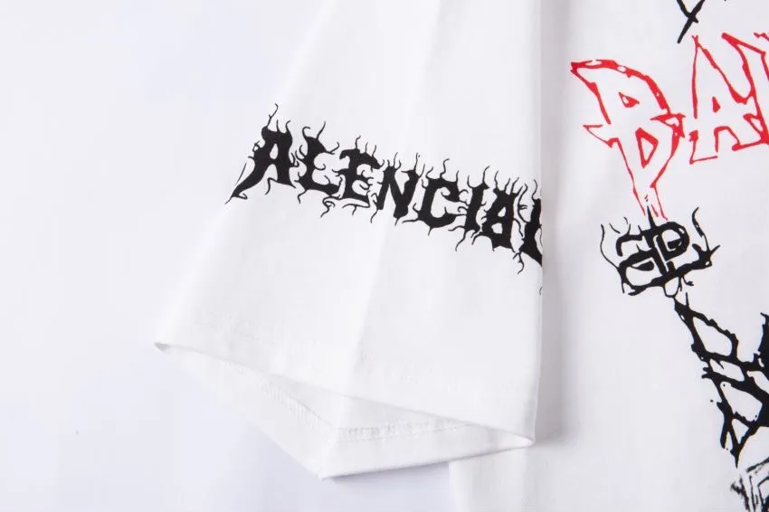 The top proven version of Balenciaga/Balenciaga 24SS Year of the Dragon hand-painted graffiti logo fully printed short-sleeved T-shirt everyone has been waiting for! The Year of the Dragon limited edition is finally available! The fabric is made of 16-count single combed compact spun 250g thickened plain weave fabric, washed and dyed on the panel. The front and rear left and right sleeve patterns are all made using an elliptical machine direct injection process. After scanning the pattern, the details of the panel are adjusted manually. Then use large cloth to repeatedly adjust the pattern on the board. The printing is delicate and neat. The ready-made garments are washed softly to ensure no shrinkage. Double-pressing technology is used. The pattern part uses graffiti-style Gothic fonts. The pattern effect is fully restored. The double-layer stitching on the back collar is firm and tight. The double-chain routing on the shoulders. The hem is tightened tightly. The fabric is full of drape. The pattern is consistent. Customized and numbered washing. Only every detail is presented to customers. Size: S-XL P:280