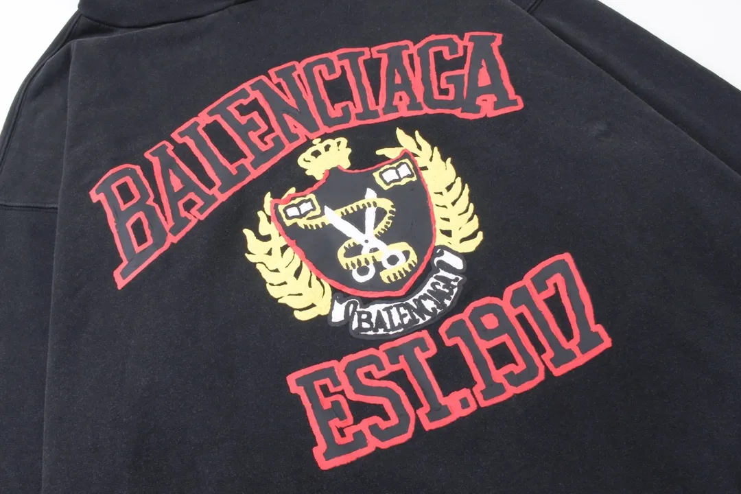 🅿️316 Detailed picture [Top version. Official website quality] BALENCI*GA/Paris. 23 spring new style, crown wheat scissors foam printing process. Ready-to-wear distressed washed long-sleeved hooded sweatshirt. Brick cabinet synchronization. The fabric is made of Paris ZP custom-woven and dyed cotton sweatshirt. The weight is 450 grams, the cloth surface is clean. The cloth pattern is clear, soft and comfortable. The threads are dyed with no color difference. The classic pattern is printed with environmentally friendly imported materials, hand-painted effect foam printing, the effect is three-dimensional and restores the brick cabinet. Different market currencies, welcome to compare. The version adopts OS loose shoulder design. Same style for men and women. Code: BL238067 Color: washed black, off-white Size: XS S M L