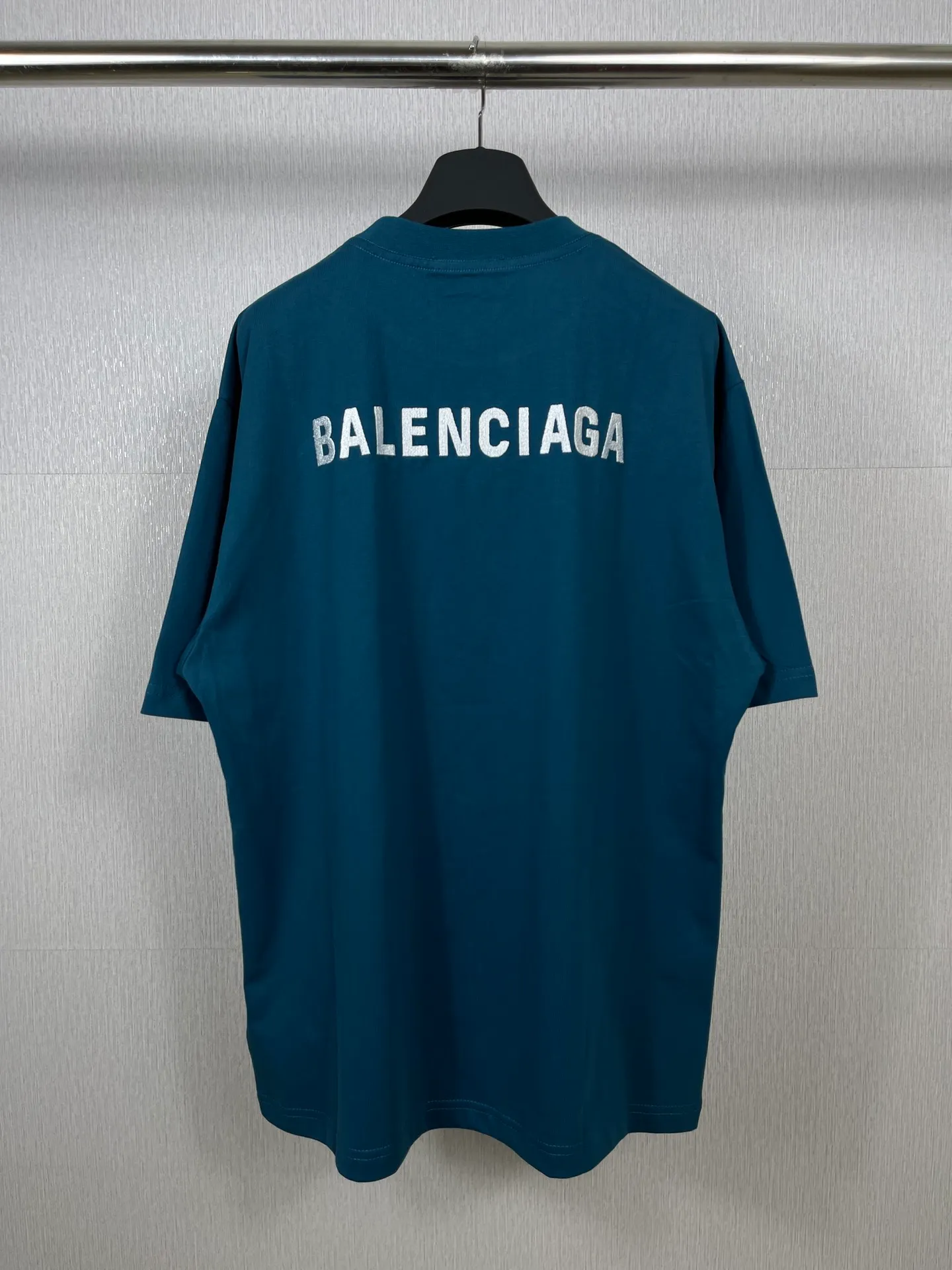 🅿️166 real photos [Top version. Official website quality] BALENCI*GA/Paris #Classic style. Classic letter embroidered short-sleeved T-shirt on the front and back #2023 spring and summer brick cabinet synchronization.                       The fabric is made of Paris ZP custom-woven and dyed cotton double yarn, weighing 260 grams. The cloth surface is clean. The cloth pattern is clear, soft and comfortable. The threads are dyed with no color difference. The classic letters are embroidered with an imported embroidery machine. The letters are clear and the effect is three-dimensional, restoring the brick cabinet. The version adopts the OS loose shoulder style. Same style for men and women. Coding: BL223006 Color: smoke gray, purple, light green, peacock blue, black, rice coffee, gray green Size: XS S M L