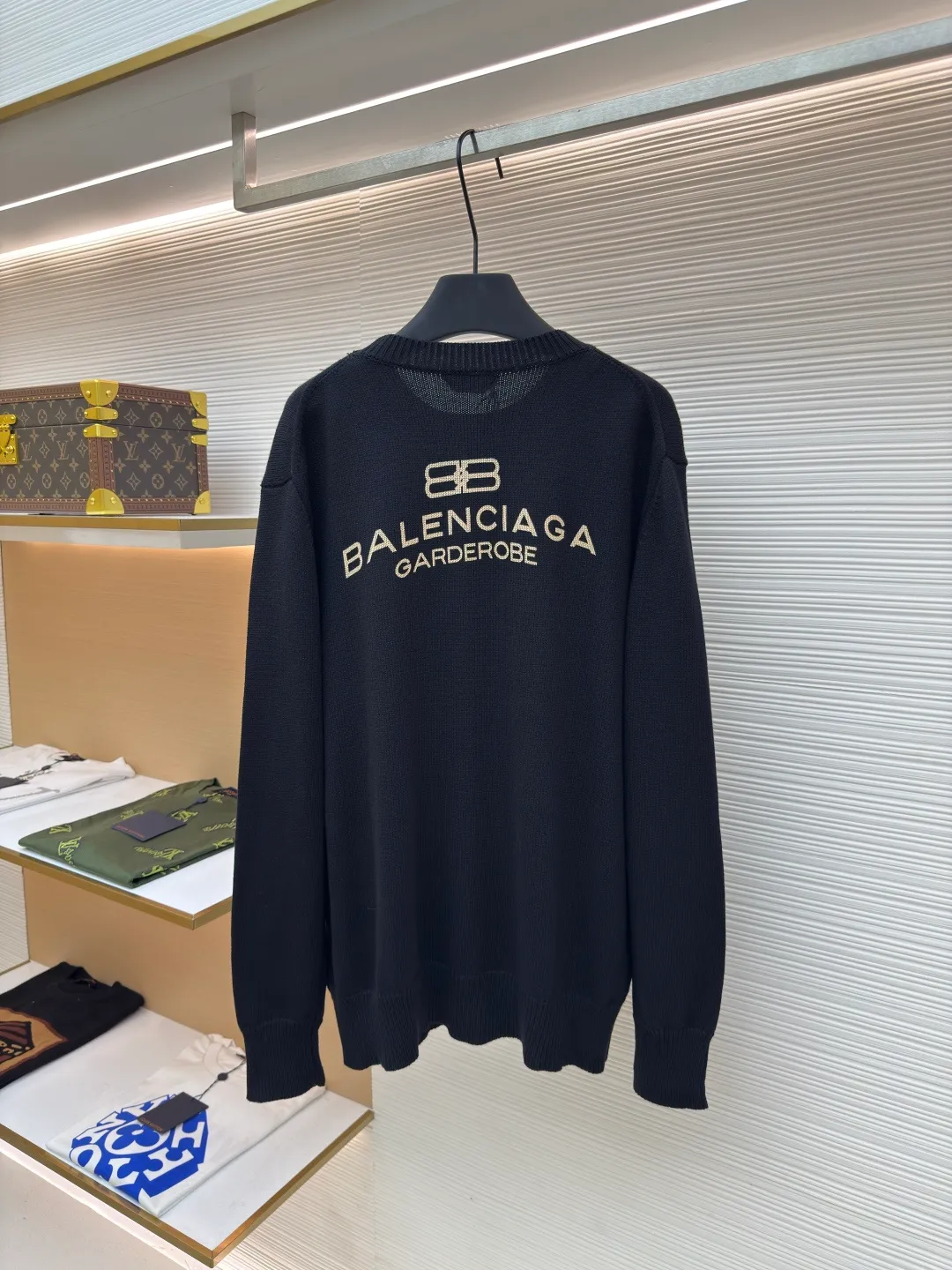 Balenciaga wheat ear embroidery mud print sweater ●Item number: 1680598-A65 ●Material: pure cotton fabric ●Technology: mud print knitting ●Version: loose fit ●Weight: about 530 grams ●Size: S-M-L-XL ●Description: Made of 90% cotton with 10% wool. The upper body of this fabric has a more three-dimensional shape, and 10% wool can make the upper body more comfortable. The embroidery uses 3'D three-dimensional embroidery, and the chest is embellished with the wheat double B logo. The back panel uses mud printing technology, which uses mixed colors to produce mud-colored printing. I worked on the board back and forth for more than a month and tried the board more than 10 times before the reproduction was perfectly restored. One that is very heavily reworked and close to the original. The overall wiring is straight and delicate, the fabric is comfortable and soft, and the color is consistent without color difference. It can be matched with the same style to create a fashionable look and control various occasions. Customized accessories, complete with three standards, same style for men and women!