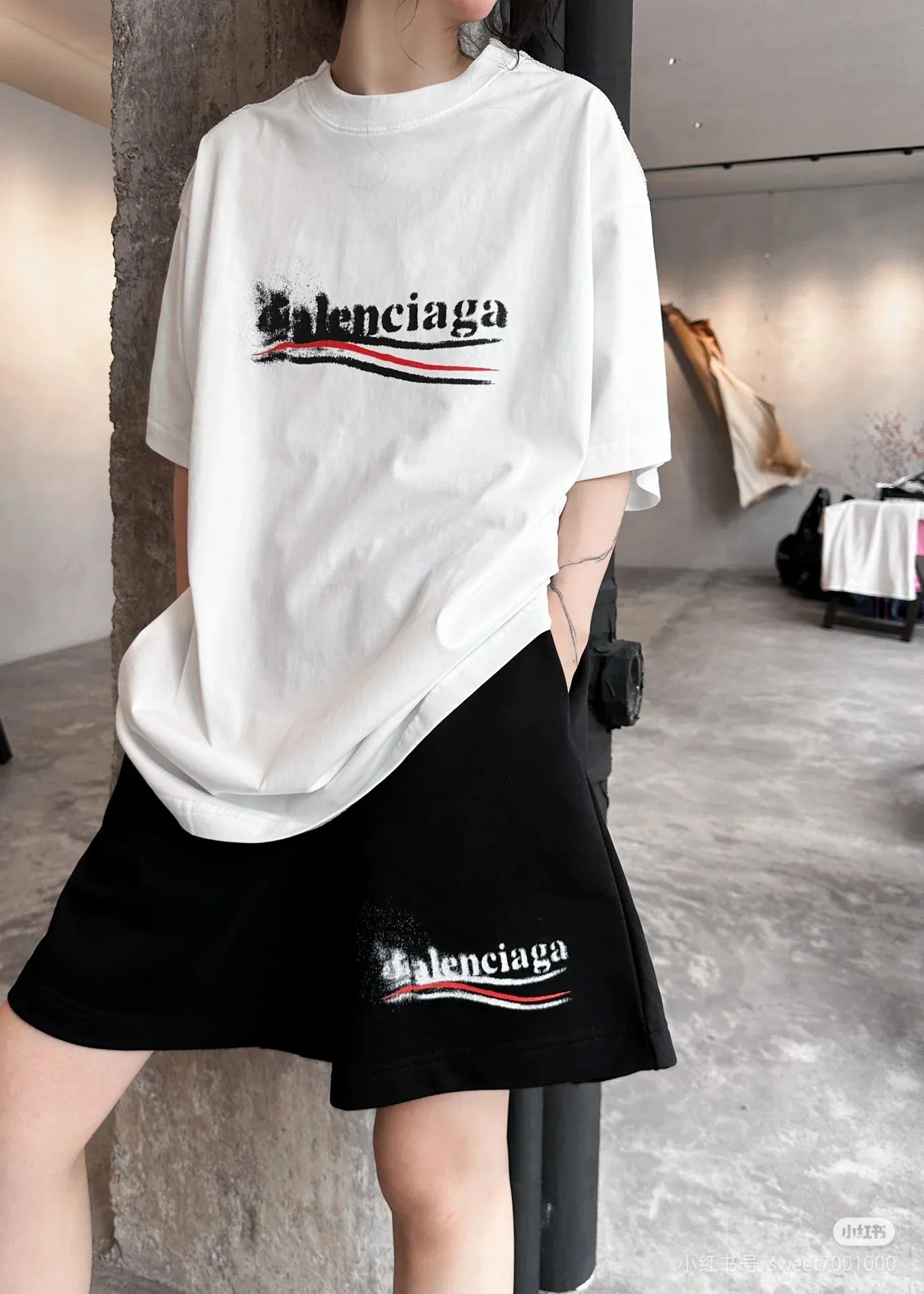 🎀Hot model pictures🎀Top tested version of BALENCIAGA Paris' new Coke graffiti letter shorts. The os version is really charming. Balenciaga is really unique. Each season's new version is the best. It is very practical and can be worn casually. ✔️ - ⚠️100% cotton. Made of custom-dyed terry cotton sweatshirt surface, 420g double-ply yarn, comfortable to the touch. Made of imported knitting needle carded cotton, the thickness is moderate, drapey and contoured, making the upper body comfortable! ! It is very tolerant to fat body types and can instantly lose five pounds after wearing it!  The artistic arrangement of English letters on the front panel # Simple Elements greatly increases the interest of the clothing; it has a unique visual effect.  Pants hem Loose closing Double-layer fabric Good closing effect Exquisite hemming Color: Black White Size: XS-S-M-L P: 290