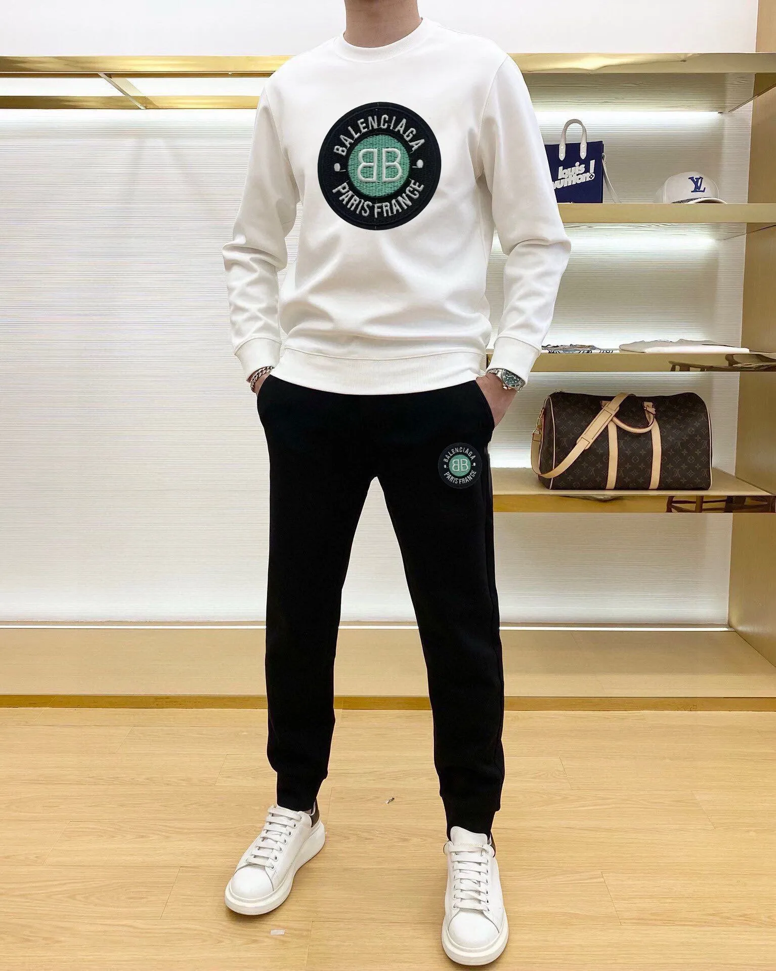 🅿️380 [BALENCIAGA] (Gospel for Fatty) hot-selling suit is coming. Focus on the original version of the official website. 2025 new hot-selling sweatshirt suit. The original order is the best. 🇭🇰The meticulous work of top designers. It has a fitting and perfect upper body effect. 100% natural high-quality Roman cotton, close-fitting comfort, noble and elegant! Original hardware embodies elegance and nobility! Counter size: M-5XL (maximum wear up to 220 pounds)