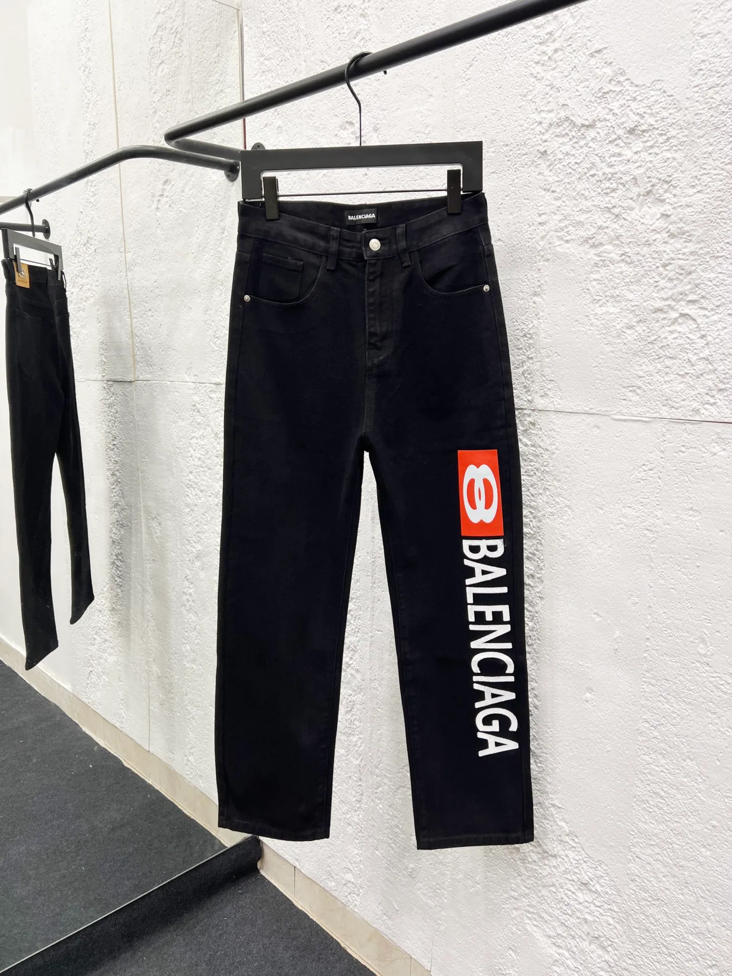 🅿️270 Style number: H983 Balenciaga SS25 Zhou Yiran's same style straight-leg letter print jeans Regular fit Black Unisex style Top ceiling quality Styles with different wash textures, very friendly to people with thin legs and thick legs. The straight slim fit is very flattering to the leg shape. Moderate length that never goes out of style, easy to match with casually, basic styling for various styles, a must-have in the wardrobe! The fabric is stiff but also makes the upper body soft without losing texture. The washing process is even more perfect. It is a must-have item for everyone! ! ! Washed wheat, hang tag, pants label, three labels complete Color: black Size: 28, 30, 32, 34, 36