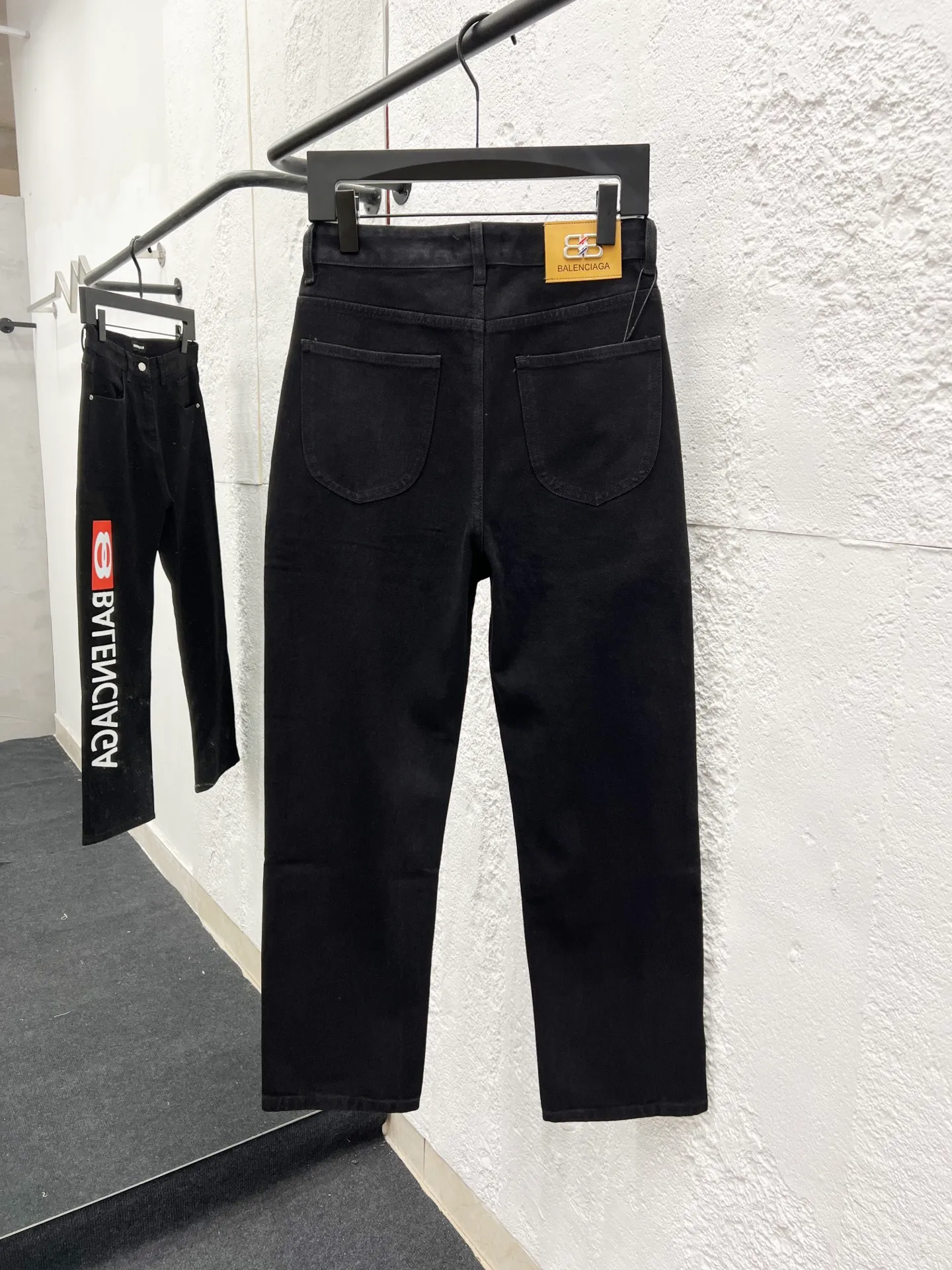 🅿️270 Style number: H983 Balenciaga SS25 Zhou Yiran's same style straight-leg letter print jeans Regular fit Black Unisex style Top ceiling quality Styles with different wash textures, very friendly to people with thin legs and thick legs. The straight slim fit is very flattering to the leg shape. Moderate length that never goes out of style, easy to match with casually, basic styling for various styles, a must-have in the wardrobe! The fabric is stiff but also makes the upper body soft without losing texture. The washing process is even more perfect. It is a must-have item for everyone! ! ! Washed wheat, hang tag, pants label, three labels complete Color: black Size: 28, 30, 32, 34, 36