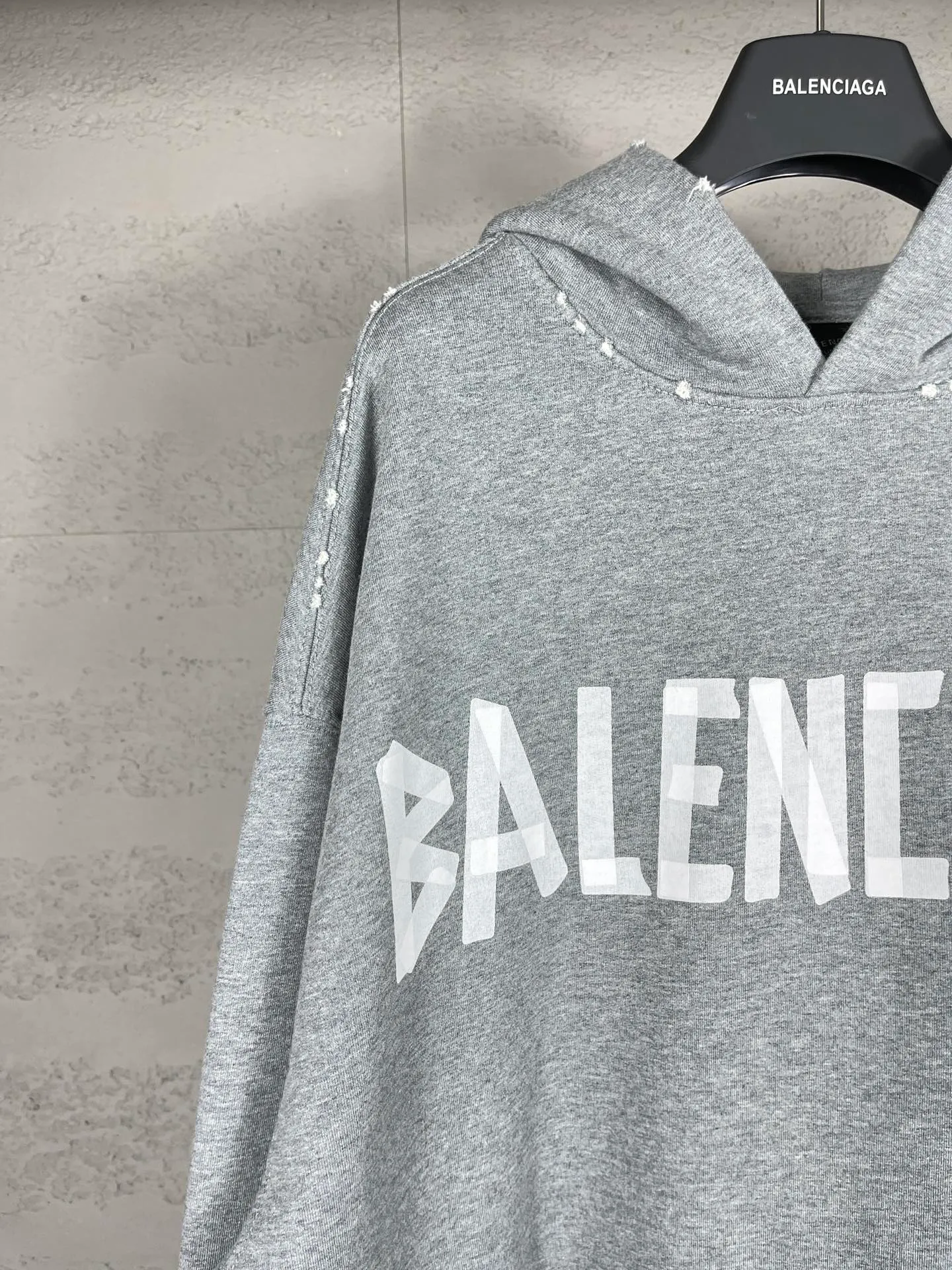 🅿️400 real photos. Note: Floral gray 💰340❗️ [Top version. Official website quality] BALENCI*GA/Paris. 23ss latest classic hot style. Purchase the original board, color, printing, water washing, production and return to the original product. Wrong version in the market. Welcome to compare. Tape direct printing. Ready-to-wear hooded sweatshirt washed and worn twice. The brick cabinet is synchronized. The fabric is made of Paris ZP custom-woven and dyed cotton sweatshirt. The weight is 450 grams. The cloth surface is clean. The cloth pattern is clear, soft and comfortable, and the threads are dyed with no color difference. The classic pattern adopts Kornit imported direct injection. The letters are clear and the effect is three-dimensional. Restored brick cabinet. The garments were washed and aged, and polished by many hands. Produced by ultra-heavy craftsmanship, special market currency. Note⚠️ZP fabric is made of fine-grained yarn. Pay attention to the big difference! Welcome to compare! The version adopts OS loose shoulder version. The same style for men and women. Code: BL238016 Color: dark gray blue, Paris blue, washed black, burgundy, fluorescent yellow, green, floral gray, sky blue, khaki Size: XS S M L