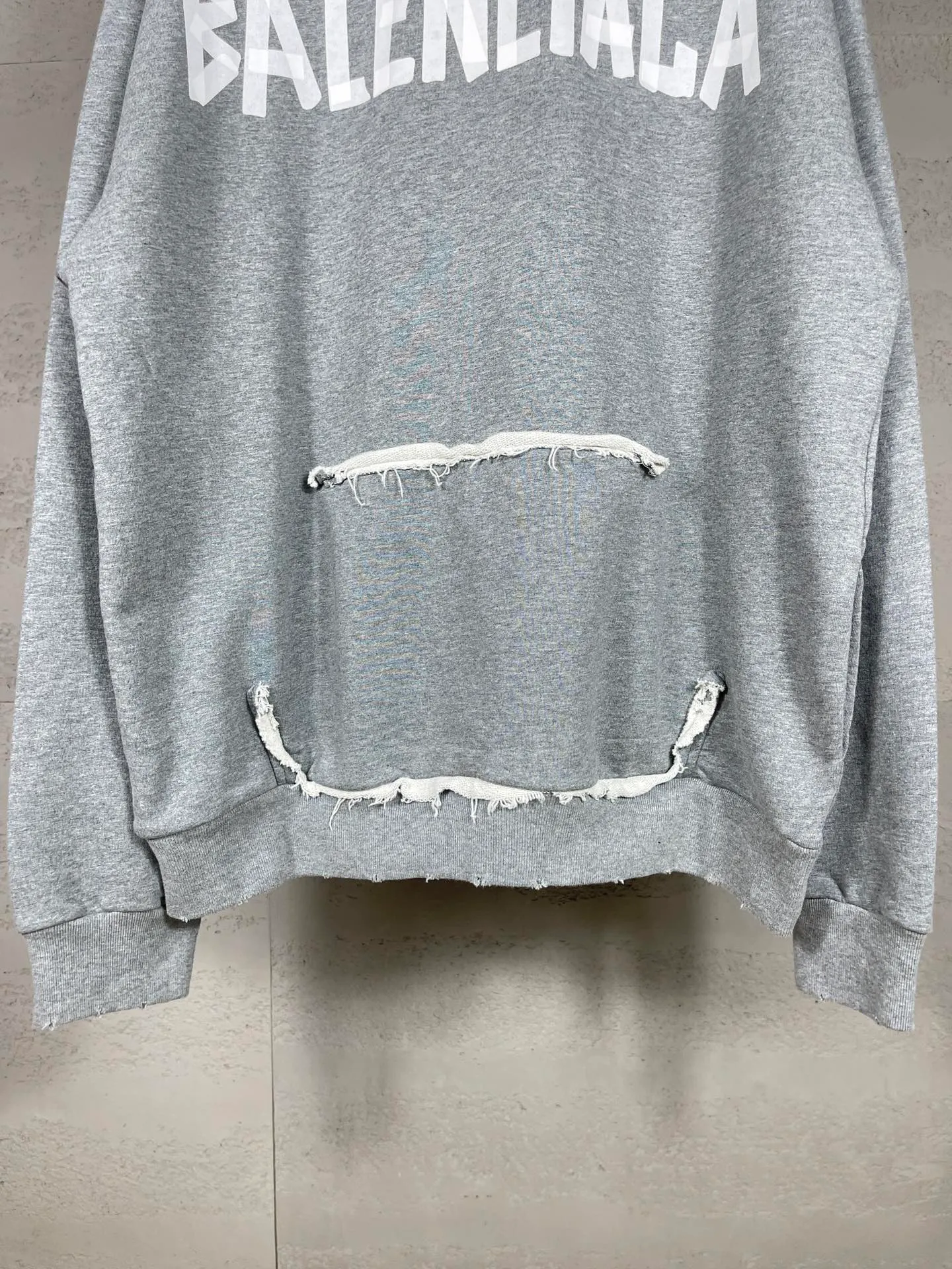 🅿️400 real photos. Note: Floral gray 💰340❗️ [Top version. Official website quality] BALENCI*GA/Paris. 23ss latest classic hot style. Purchase the original board, color, printing, water washing, production and return to the original product. Wrong version in the market. Welcome to compare. Tape direct printing. Ready-to-wear hooded sweatshirt washed and worn twice. The brick cabinet is synchronized. The fabric is made of Paris ZP custom-woven and dyed cotton sweatshirt. The weight is 450 grams. The cloth surface is clean. The cloth pattern is clear, soft and comfortable, and the threads are dyed with no color difference. The classic pattern adopts Kornit imported direct injection. The letters are clear and the effect is three-dimensional. Restored brick cabinet. The garments were washed and aged, and polished by many hands. Produced by ultra-heavy craftsmanship, special market currency. Note⚠️ZP fabric is made of fine-grained yarn. Pay attention to the big difference! Welcome to compare! The version adopts OS loose shoulder version. The same style for men and women. Code: BL238016 Color: dark gray blue, Paris blue, washed black, burgundy, fluorescent yellow, green, floral gray, sky blue, khaki Size: XS S M L