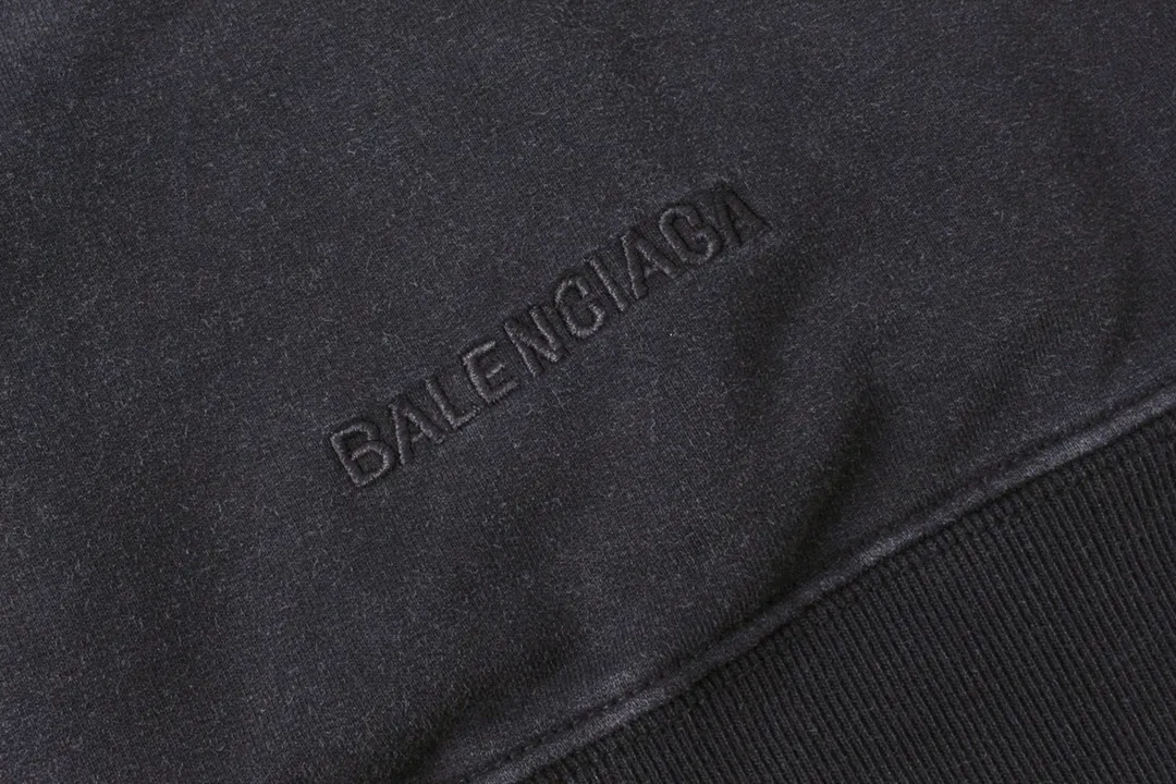 🅿️330 Detailed picture [Top version. Official website quality] BALENCI*GA/Paris Rammstein band co-branded hooded sweatshirt. The fabric is made of Paris ZP custom-woven and dyed cotton sweatshirt. The net weight is 450 grams. The cloth surface is clean. The cloth pattern is clear, soft and comfortable. The threads are dyed with no color difference. The pattern adopts Kornit digital direct printing machine, the letter strips are drawn with crack technology, the direct printing color is aligned with the original color, the LOGO is embroidered on the back of the clothes and legs, the ready-made clothes are washed and worn, the brick cabinets are restored, and the Jubie market is produced according to the pictures. You are welcome to compare the version and adopt the OS loose shoulder version. Same style for men and women Code: BL238070 Color: Washed black Size: XS S M L