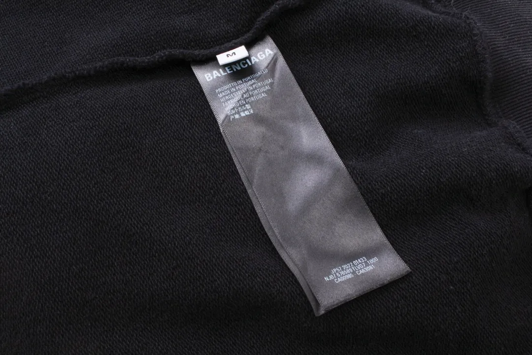 🅿️330 Detailed picture [Top version. Official website quality] BALENCI*GA/Paris Rammstein band co-branded hooded sweatshirt. The fabric is made of Paris ZP custom-woven and dyed cotton sweatshirt. The net weight is 450 grams. The cloth surface is clean. The cloth pattern is clear, soft and comfortable. The threads are dyed with no color difference. The pattern adopts Kornit digital direct printing machine, the letter strips are drawn with crack technology, the direct printing color is aligned with the original color, the LOGO is embroidered on the back of the clothes and legs, the ready-made clothes are washed and worn, the brick cabinets are restored, and the Jubie market is produced according to the pictures. You are welcome to compare the version and adopt the OS loose shoulder version. Same style for men and women Code: BL238070 Color: Washed black Size: XS S M L
