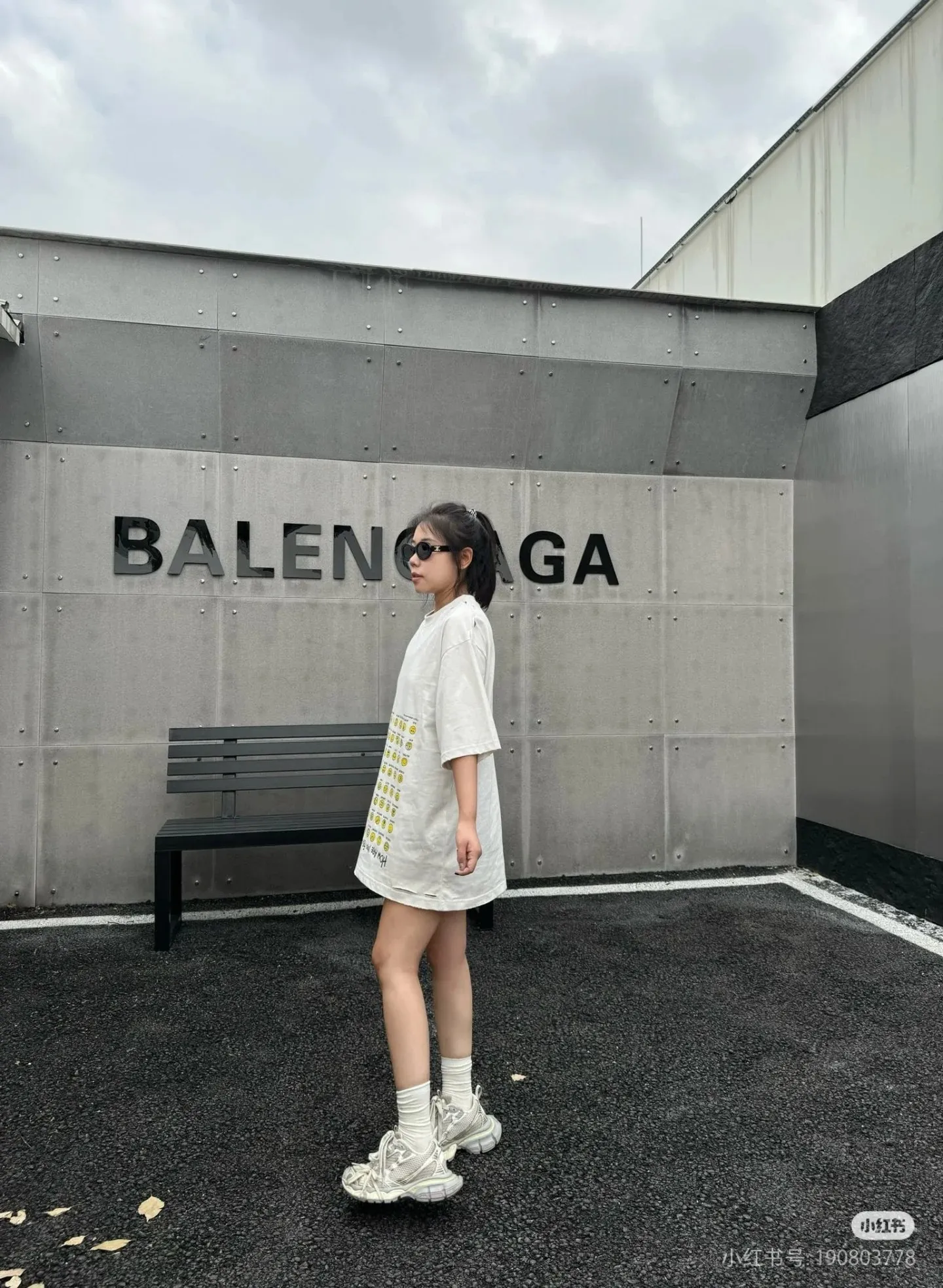 ♻️💯Refer to the model picture for the upper body❤️The top version of Balenciaga's creative smiley emoticon direct-printed round neck short-sleeved T-shirt. Purchase the original pattern and make a sample. Compare the original fabric, version, and details. Fabric: Made of 100% pure cotton fabric and imported cotton yarn. Soft, skin-friendly and non-irritating.  Craftsmanship: The clothing is a front-shoulder version, and all pieces are cut one-to-one by professional masters. Details: All accessories are genuine one-to-one custom-made and fully equipped, including the buttons on the front of the clothing.  Purchase the original benchmarking details fabric, high version, heavy weight 320g double yarn pure cotton fabric, color: black, white, code number: XS S M L P: 290