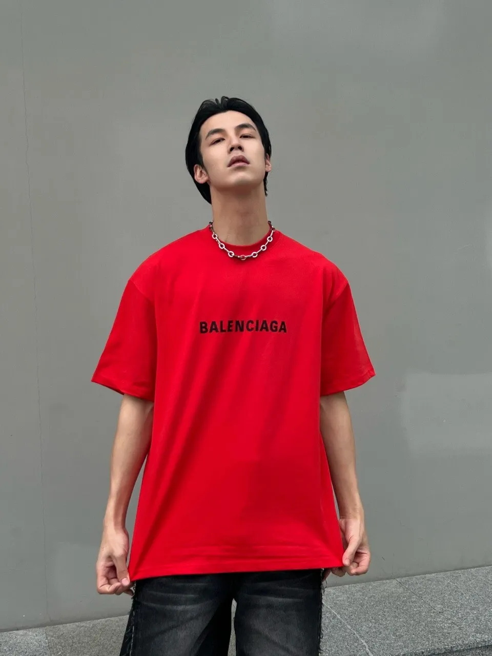 ♻️💯Upper body reference model picture❤️Top tested version Balenciaga 23ss Balenciaga black letter embroidery reversible short-sleeved T-shirt for male and female couples stars 16-count combed siro-spun plain cloth is used for environmentally friendly vulcanization dyeing of the board. The weight of the finished garment is 360 grams. Dust-free singeing and food-feeding processes ensure that the cloth surface is clear and dust-free. Environmentally-friendly vulcanization dyeing and dust-free singeing and food-feeding processes ensure that The cloth surface is clear and dust-free. The matching thread is 16S and the cross pull thread. The difficulty lies in the embroidery. Water-soluble cotton is used for hollow three-dimensional embroidery. Imported Behringer embroidery machine cotton thread embroidery. Large area embroidery parts require a lot of consumption. For large-sized water-soluble cotton, there are many subsequent processes, including the time required to dissolve the water-soluble cotton and the number of washes. If there is unprocessed undissolved cotton glue attached to the clothes, the entire garment will be directly scrapped. In terms of process alone, it is a time-consuming and labor-intensive style. The pattern effect is fully restored. The double-layer stitching on the back collar is firm and tight, the double chain on the shoulders is routed, the hem is tight, the fabric is full of drape, and the pattern is consistent. Every detail is presented to the customer. Customized brand new collar label, washed, distinguishing the wrong collar label from the market, the details are visible. Quality guaranteed! Size: XS-L Color: red washed black P:310