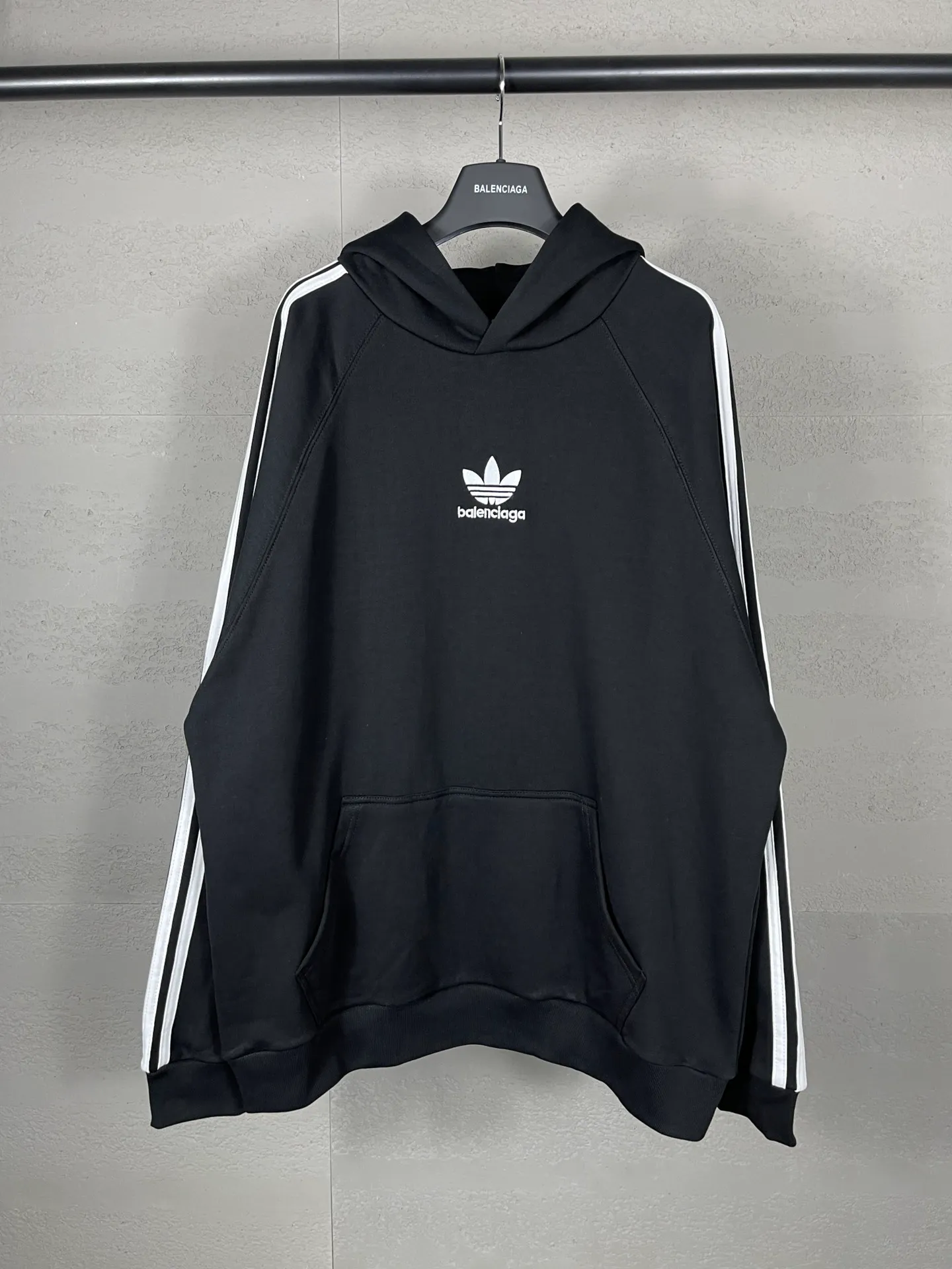🅿️320 real photos [Top version. Official website quality] BALENCI*GA/Paris co-branded Adidas three-leaf clover three-stripe LOGO embroidered hooded sweatshirt# The fabric is made of Paris ZP custom-woven and dyed cotton sweatshirt. Weighing 450 grams, the cloth surface is clean. The cloth pattern is clear, soft and comfortable. The threads are dyed with no color difference. The classic pattern embroidery uses imported embroidery, and the letters are clear, three-dimensional and without rough edges. Jubie market produces pictures based on pictures. Welcome to compare. The version adopts OS loose shoulder design. Same style for men and women. Code: BL238021 Color: black, blue, size: XS S M L