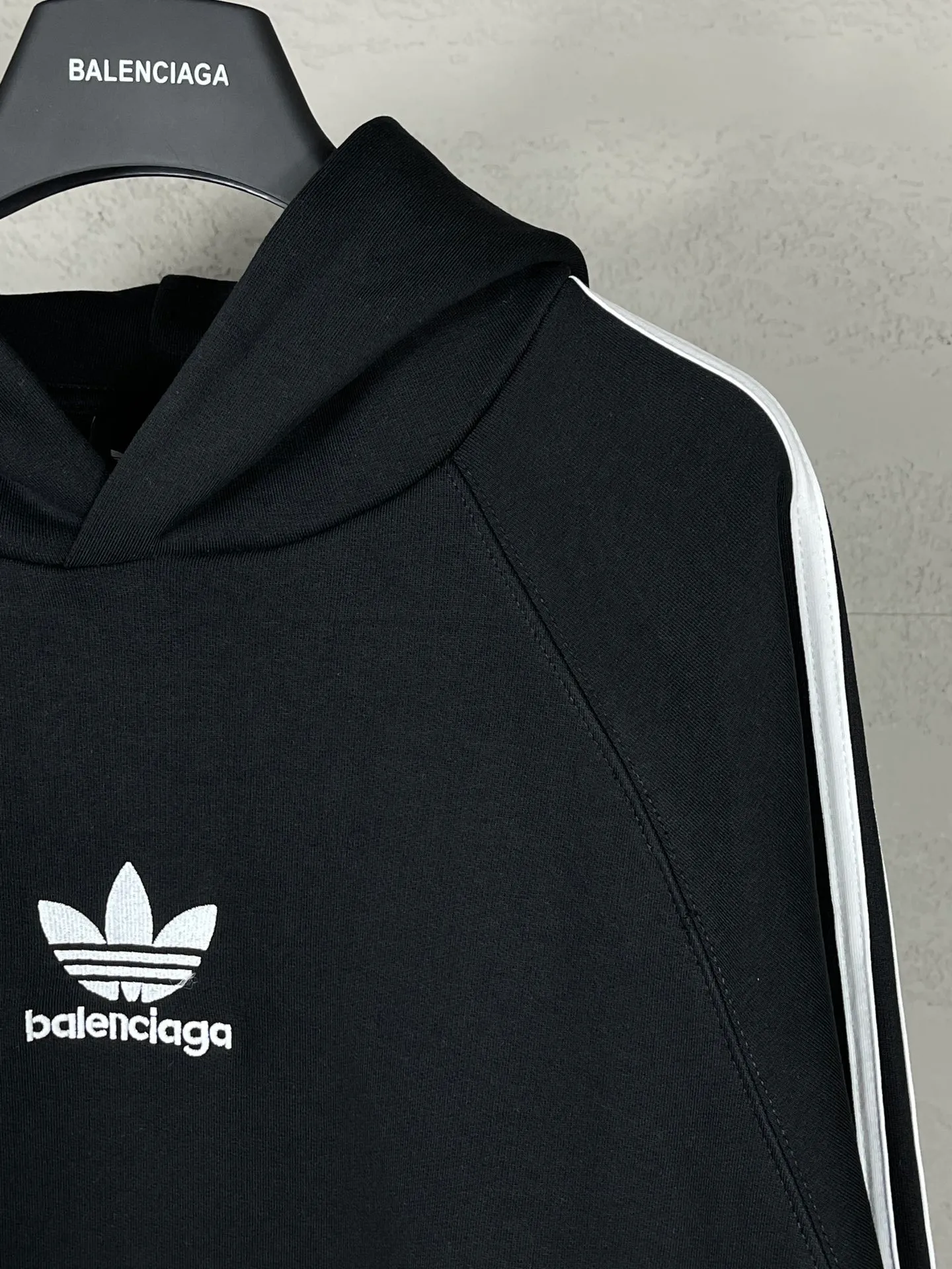 🅿️320 real photos [Top version. Official website quality] BALENCI*GA/Paris co-branded Adidas three-leaf clover three-stripe LOGO embroidered hooded sweatshirt# The fabric is made of Paris ZP custom-woven and dyed cotton sweatshirt. Weighing 450 grams, the cloth surface is clean. The cloth pattern is clear, soft and comfortable. The threads are dyed with no color difference. The classic pattern embroidery uses imported embroidery, and the letters are clear, three-dimensional and without rough edges. Jubie market produces pictures based on pictures. Welcome to compare. The version adopts OS loose shoulder design. Same style for men and women. Code: BL238021 Color: black, blue, size: XS S M L
