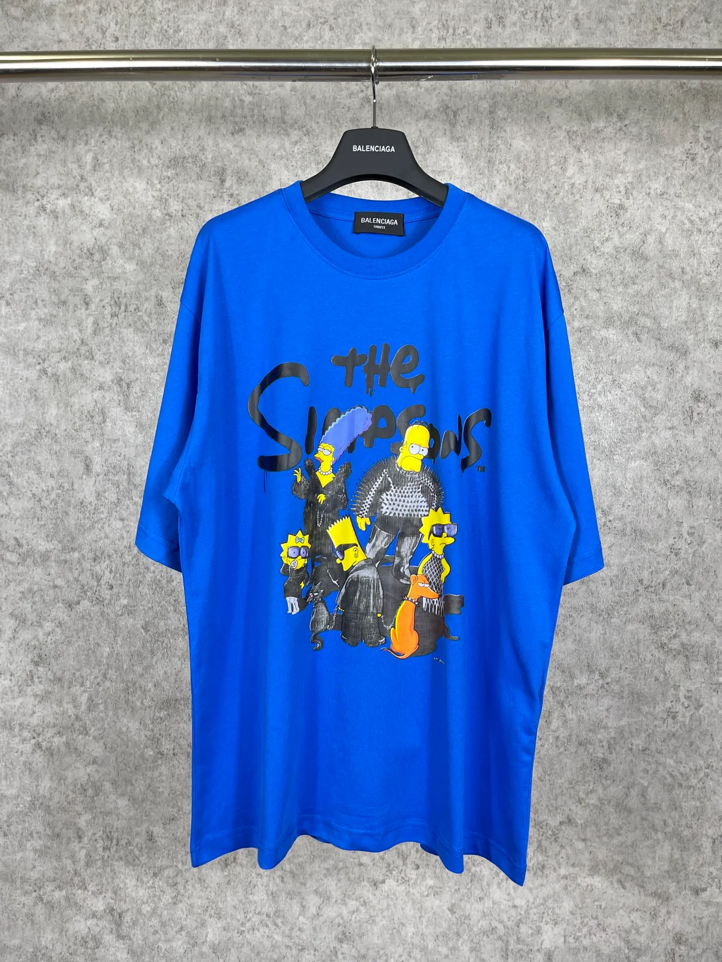 🅿️170 Actual Photos [Top version. Official website quality] BALENCI*GA/Paris. Co-branded model BALENCI*GA.x THE SIMPSONS Simpson co-branded short-sleeved T-shirt. The fabric is made of Paris ZP custom-woven and dyed cotton double yarn. The net weight is 260 grams. The cloth surface is clean. The cloth pattern is clear, soft and comfortable. The threads are dyed with no color difference. The classic pattern is made with Kornit digital direct printing machine, the effect is three-dimensional, the color is aligned with ZP, no burrs, the LOGO is embroidered on the back hem, and the brick cabinet is restored. It is produced in Jubie market based on the pictures. You are welcome to compare the version and use the OS loose shoulder version. Same style for men and women Code: BL223053 Color: Black. White. Blue Size: XS to L