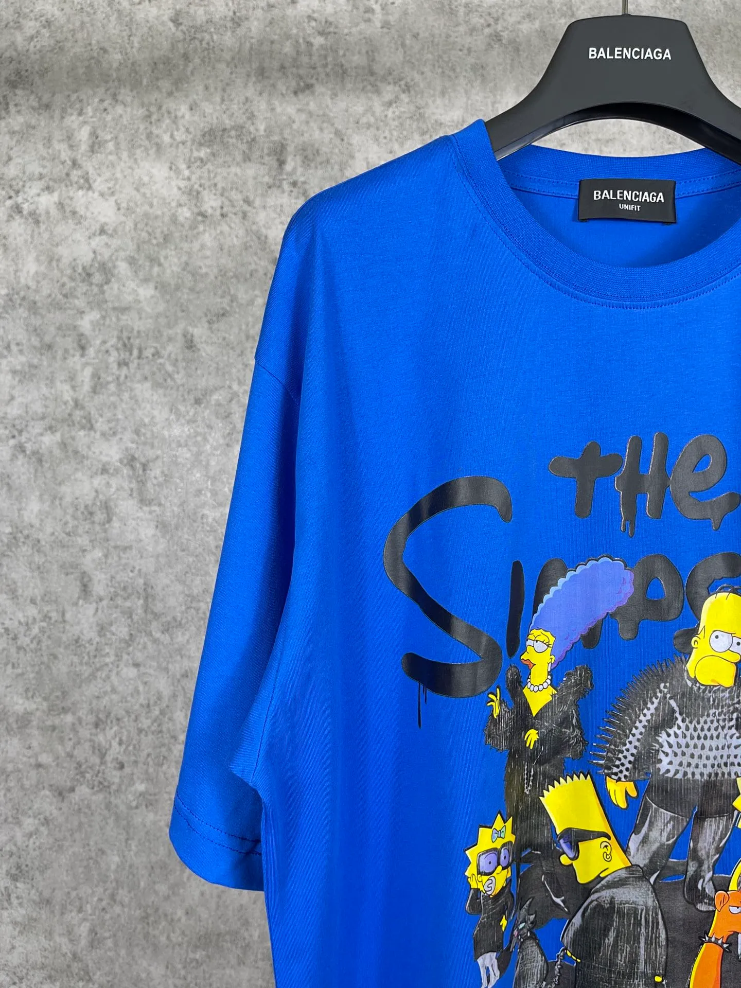 🅿️170 Actual Photos [Top version. Official website quality] BALENCI*GA/Paris. Co-branded model BALENCI*GA.x THE SIMPSONS Simpson co-branded short-sleeved T-shirt. The fabric is made of Paris ZP custom-woven and dyed cotton double yarn. The net weight is 260 grams. The cloth surface is clean. The cloth pattern is clear, soft and comfortable. The threads are dyed with no color difference. The classic pattern is made with Kornit digital direct printing machine, the effect is three-dimensional, the color is aligned with ZP, no burrs, the LOGO is embroidered on the back hem, and the brick cabinet is restored. It is produced in Jubie market based on the pictures. You are welcome to compare the version and use the OS loose shoulder version. Same style for men and women Code: BL223053 Color: Black. White. Blue Size: XS to L