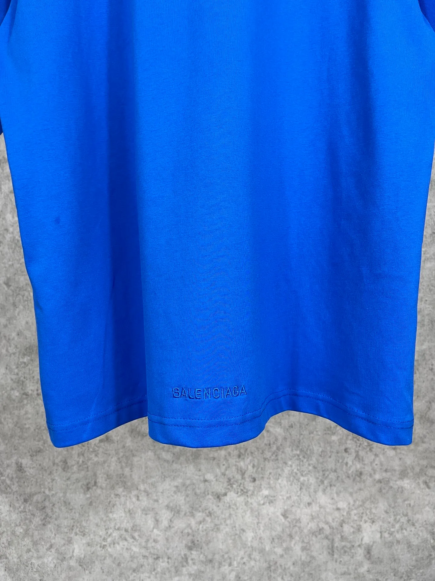 🅿️170 Actual Photos [Top version. Official website quality] BALENCI*GA/Paris. Co-branded model BALENCI*GA.x THE SIMPSONS Simpson co-branded short-sleeved T-shirt. The fabric is made of Paris ZP custom-woven and dyed cotton double yarn. The net weight is 260 grams. The cloth surface is clean. The cloth pattern is clear, soft and comfortable. The threads are dyed with no color difference. The classic pattern is made with Kornit digital direct printing machine, the effect is three-dimensional, the color is aligned with ZP, no burrs, the LOGO is embroidered on the back hem, and the brick cabinet is restored. It is produced in Jubie market based on the pictures. You are welcome to compare the version and use the OS loose shoulder version. Same style for men and women Code: BL223053 Color: Black. White. Blue Size: XS to L