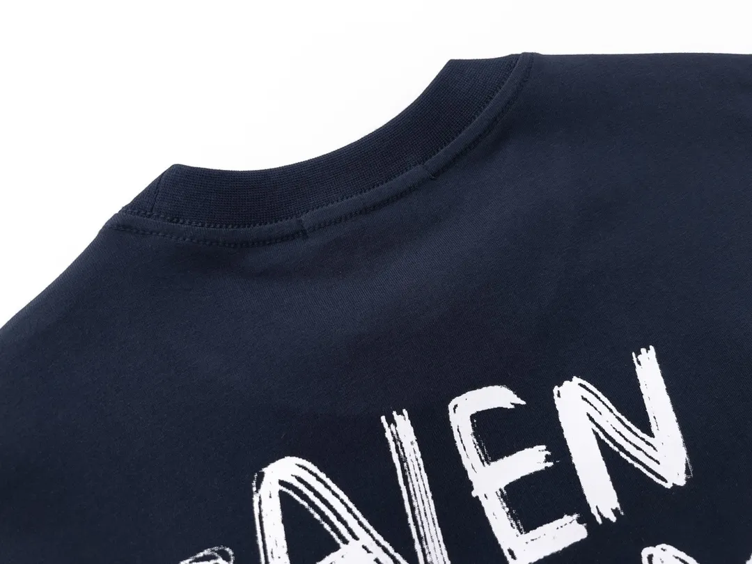 🅿️170 Detailed Pictures [Top version. Official website quality] BALENCI*GA/Paris #front and back initialed letter graffiti short-sleeved T-shirt #brick cabinet synchronization.                       The fabric is made of Paris ZP custom-woven and dyed cotton double yarn, with a weight of 260 grams. The cloth surface is clean. The cloth pattern is clear, soft and comfortable. It has good color fastness and is not easy to change color. The printing has a hand-painted effect. Imported rubber paddles. Restored brick cabinets. The version adopts OS loose shoulder design. Same style for men and women. Code: BL223083 Color: Royal blue. White Size: XS to L