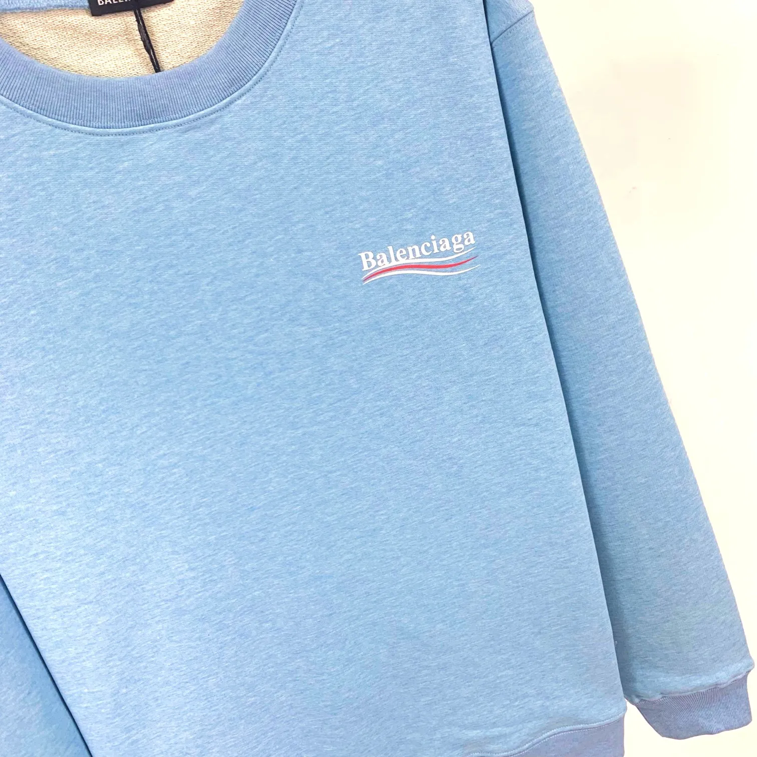 Spring and autumn top-notch proven version of Balenciaga's classic loose-fitting unisex pure cotton round-neck sweatshirt. Custom-made fabrics and printed accessories are reproduced one-to-one. The fabric surface is treated with dust-free woolen craftsmanship, and the shoulder and chain seams are made of 0.8cm bundled strips inside. The special machine-edged double chain-wrapped thread-stitched pure cotton is here to explain why mine is dozens of yuan more expensive than others: 1. Each model is produced by the company. The details of the workmanship and fabrics are consistent with the original ones. There is no color difference between the ones at the counters. Guaranteed no color difference. Replicas are not scary. Whoever is fake is embarrassed. It’s not shameful to make a replica, it’s shameful if you can’t buy the correct version if you make a replica. All of my series can be found in all major places and will be absolutely stunning!  2. The fabric is made of 460 Paris special fabric. No one can make it better than mine. There is really no way to compare with the ordinary version on the market. Respect it. It is authentic and costs thousands of dollars. Don’t go for the quality of street stalls. 3. The workmanship is fully restored and the packaging is fully restored. 4. I guarantee here that this is the highest quality you can find. Size: XS-L Color: haze blue, navy blue, white P:350