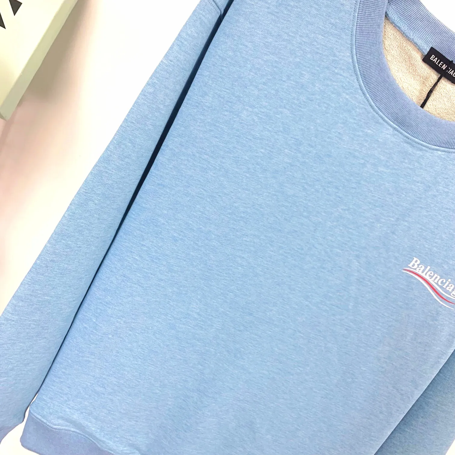 Spring and autumn top-notch proven version of Balenciaga's classic loose-fitting unisex pure cotton round-neck sweatshirt. Custom-made fabrics and printed accessories are reproduced one-to-one. The fabric surface is treated with dust-free woolen craftsmanship, and the shoulder and chain seams are made of 0.8cm bundled strips inside. The special machine-edged double chain-wrapped thread-stitched pure cotton is here to explain why mine is dozens of yuan more expensive than others: 1. Each model is produced by the company. The details of the workmanship and fabrics are consistent with the original ones. There is no color difference between the ones at the counters. Guaranteed no color difference. Replicas are not scary. Whoever is fake is embarrassed. It’s not shameful to make a replica, it’s shameful if you can’t buy the correct version if you make a replica. All of my series can be found in all major places and will be absolutely stunning!  2. The fabric is made of 460 Paris special fabric. No one can make it better than mine. There is really no way to compare with the ordinary version on the market. Respect it. It is authentic and costs thousands of dollars. Don’t go for the quality of street stalls. 3. The workmanship is fully restored and the packaging is fully restored. 4. I guarantee here that this is the highest quality you can find. Size: XS-L Color: haze blue, navy blue, white P:350
