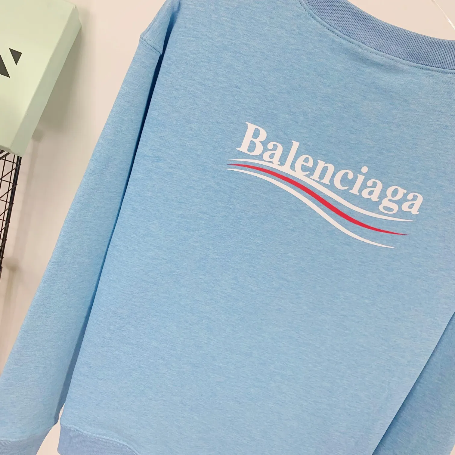 Spring and autumn top-notch proven version of Balenciaga's classic loose-fitting unisex pure cotton round-neck sweatshirt. Custom-made fabrics and printed accessories are reproduced one-to-one. The fabric surface is treated with dust-free woolen craftsmanship, and the shoulder and chain seams are made of 0.8cm bundled strips inside. The special machine-edged double chain-wrapped thread-stitched pure cotton is here to explain why mine is dozens of yuan more expensive than others: 1. Each model is produced by the company. The details of the workmanship and fabrics are consistent with the original ones. There is no color difference between the ones at the counters. Guaranteed no color difference. Replicas are not scary. Whoever is fake is embarrassed. It’s not shameful to make a replica, it’s shameful if you can’t buy the correct version if you make a replica. All of my series can be found in all major places and will be absolutely stunning!  2. The fabric is made of 460 Paris special fabric. No one can make it better than mine. There is really no way to compare with the ordinary version on the market. Respect it. It is authentic and costs thousands of dollars. Don’t go for the quality of street stalls. 3. The workmanship is fully restored and the packaging is fully restored. 4. I guarantee here that this is the highest quality you can find. Size: XS-L Color: haze blue, navy blue, white P:350