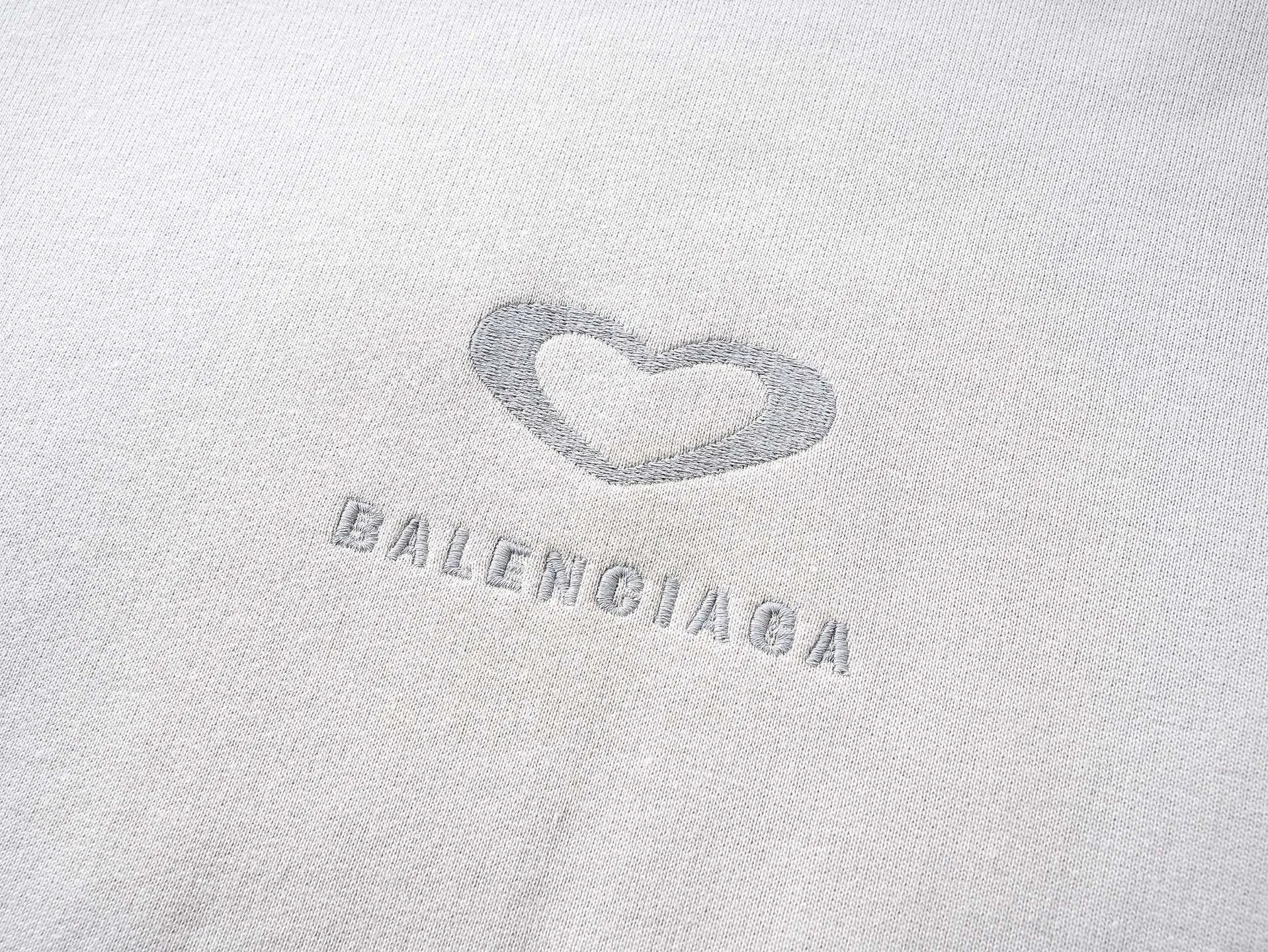 🅿️350 BALENCI*GA Paris Chinese Valentine's Day limited edition hooded sweatshirt. The front embroidery is embroidered with an imported Tajima embroidery machine. The back letters are printed with environmentally friendly glue. Customized matching hardware. The letters are clear. The effect is three-dimensional. Exclusively matched to the pattern, woven and dyed 460g fabric. Threads are dyed in the same cylinder with zero color difference. Brick cabinet synchronization. Welcome to compare. Same style for men and women -Color: black off-white -SIZE: Xs S M L Style number 8991#
