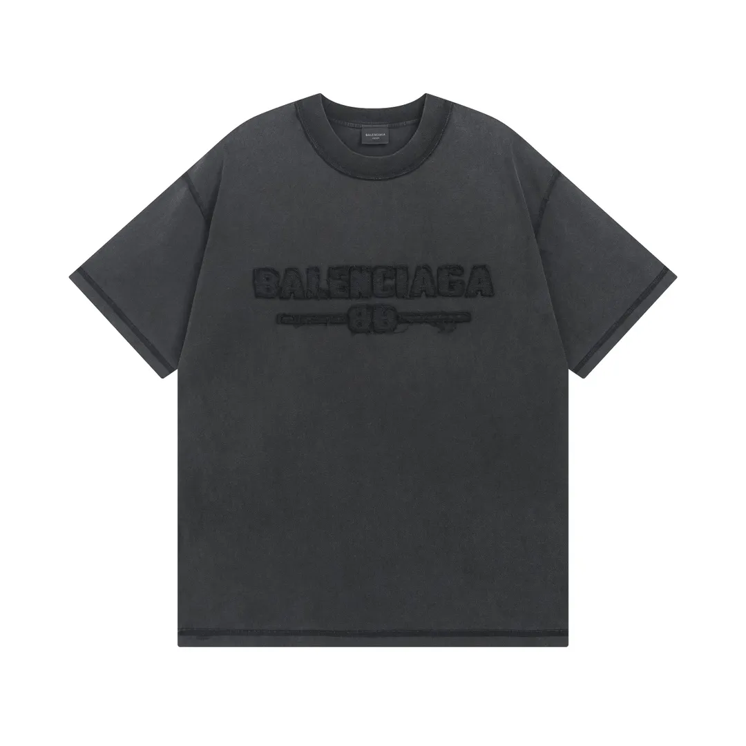 🅿️200 Actual pictures [Top version. Official website quality] BALENCI*GA/Paris #2025 new style washed short-sleeved T-shirt with letter LOGO chest patch embroidery, ready-to-wear stitching on the reverse side, ready-to-wear wash, full of design sense. Welcome to compare. The fabric is made of Paris ZP custom-woven and dyed cotton double yarn, weighing 260 grams, the cloth surface is clean. The cloth pattern is clear, soft and comfortable. The threads are dyed with no color difference. The classic letter LOGO is embroidered with imported Tajima embroidery machine. The effect is three-dimensional. Restore the brick cabinet, adopt OS loose shoulder style. Same style for men and women. Code: BL253639 Color: washed black, matte blue, green Size: XS S M L