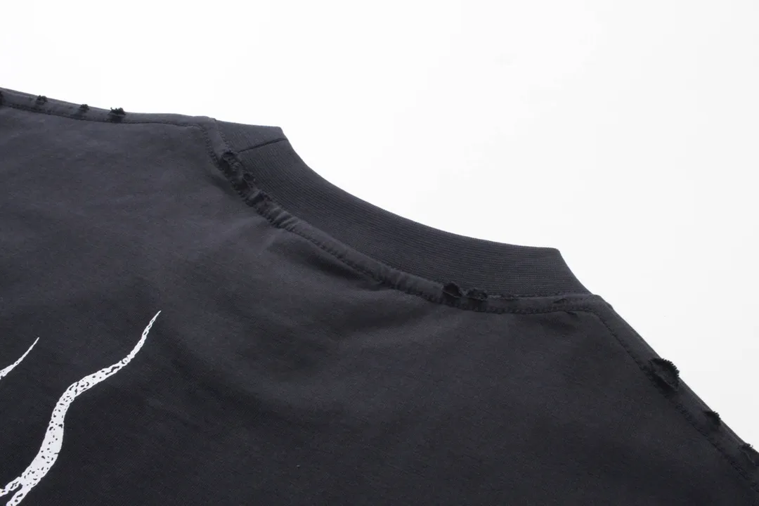 🅿️186 Detailed Picture [Top version. Official website quality] BALENCI*GA/Paris. 2024 new style flame letter LOGO destruction printed short-sleeved T-shirt. Brick cabinets are synchronized. Genuine products are developed at the first time, and you can print and compare! The fabric is made of Paris ZP custom-woven and dyed cotton double yarn. Weighing 260 grams, the cloth surface is clean. The cloth pattern is clear, soft and comfortable. The threads are dyed with no color difference. The classic LOGO is printed using environmentally friendly imported materials, with clear pattern letters and a three-dimensional effect. Restored brick cabinet. Ready-made garments are washed, worn and old. Different market currency. Welcome to compare. The version adopts OS loose shoulder version. Same style for men and women. Code: BL233303 Color: black, white, yellow, gray blue Size: XS to L
