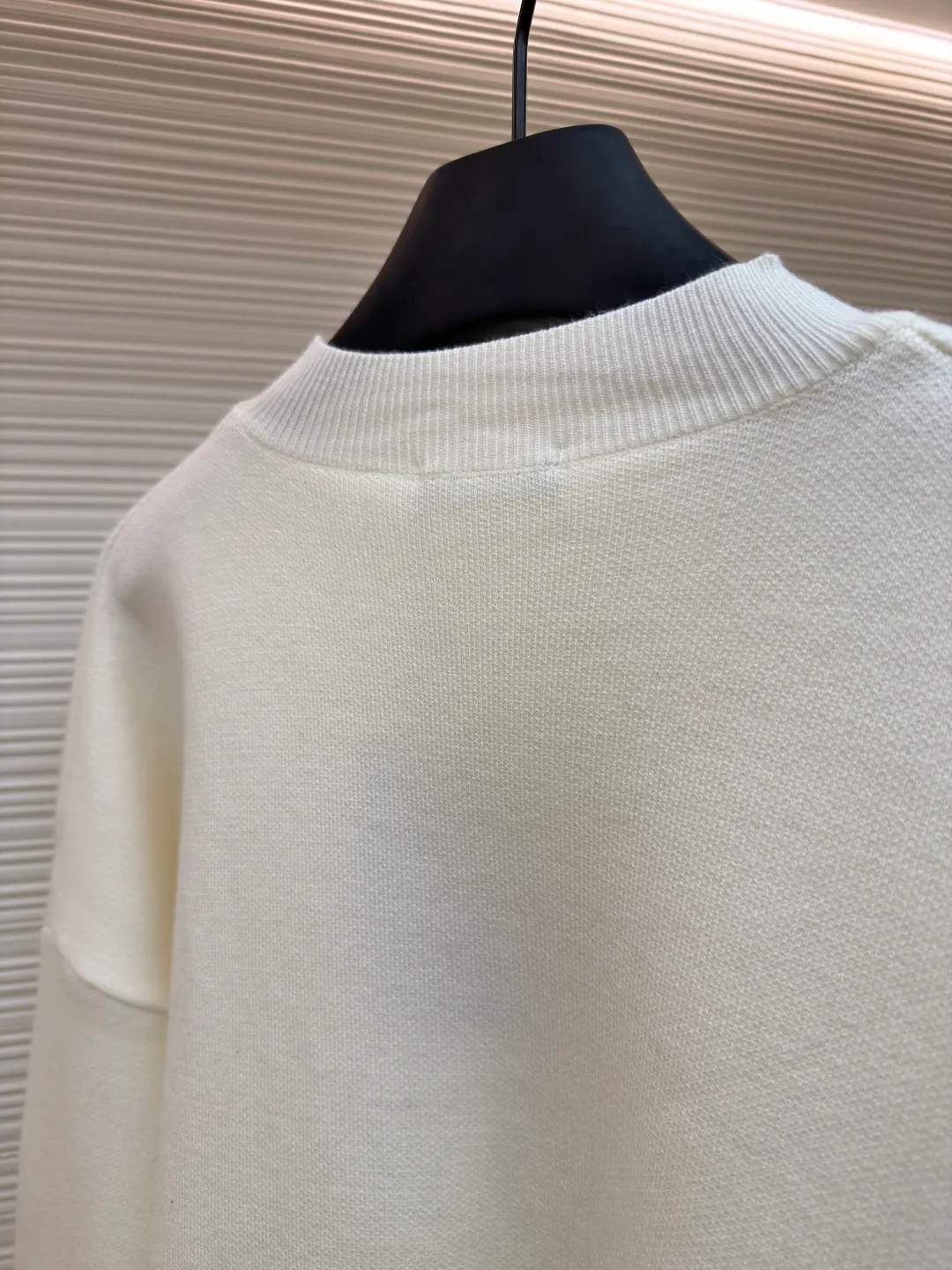 Balenciaga 3B embroidered woolen sweater ●Original version: Purchased and developed for 14800 ●Item number: 1681359-B10 ●Fabric: wool blended fabric ●Technology: embroidery production ●Color: white ●Version: loose version ●Weight: about 890 grams ●Size: Wool fabric has a strong thermal insulation effect, and each yarn has its own heating effect. The embroidery uses 3D three-dimensional embroidery. The spacing between each letter is the same as the original version, and the number of stitches is close to 20,000. The overall wiring is straight and delicate, the fabric is comfortable and soft, and the color is consistent without color difference. It can be matched with the same style to create a fashionable look and control various occasions. Customized accessories, complete with three standards, same style for men and women!