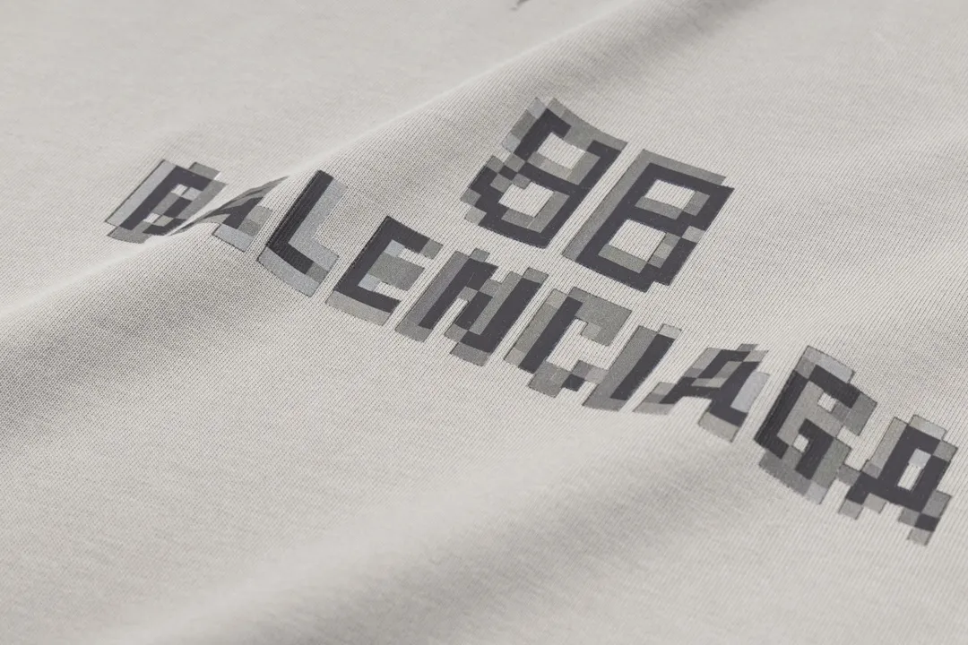 🅿️174 Detailed picture [Top version. Official website quality] BALENCI*GA/Paris. Mosaic classic LOOK washed and distressed short-sleeved T-shirt. Brick cabinet synchronization. The fabric is made of Paris ZP custom-woven and dyed 100% cotton double yarn compact cotton. The weight is 260 grams, the cloth surface is clean. The cloth pattern is clear, soft and comfortable. The threads are dyed with no color difference. The classic pattern printing uses Kornit digital direct printing. The ready-made clothes are washed and distressed, and the brick cabinets are restored. The whole piece of clothing is extremely complex in craftsmanship. Different market currency, welcome to compare, the version adopts OS loose shoulder version. Same style for men and women Coding: BL223036 Color: High-grade gray Size: XS S M L
