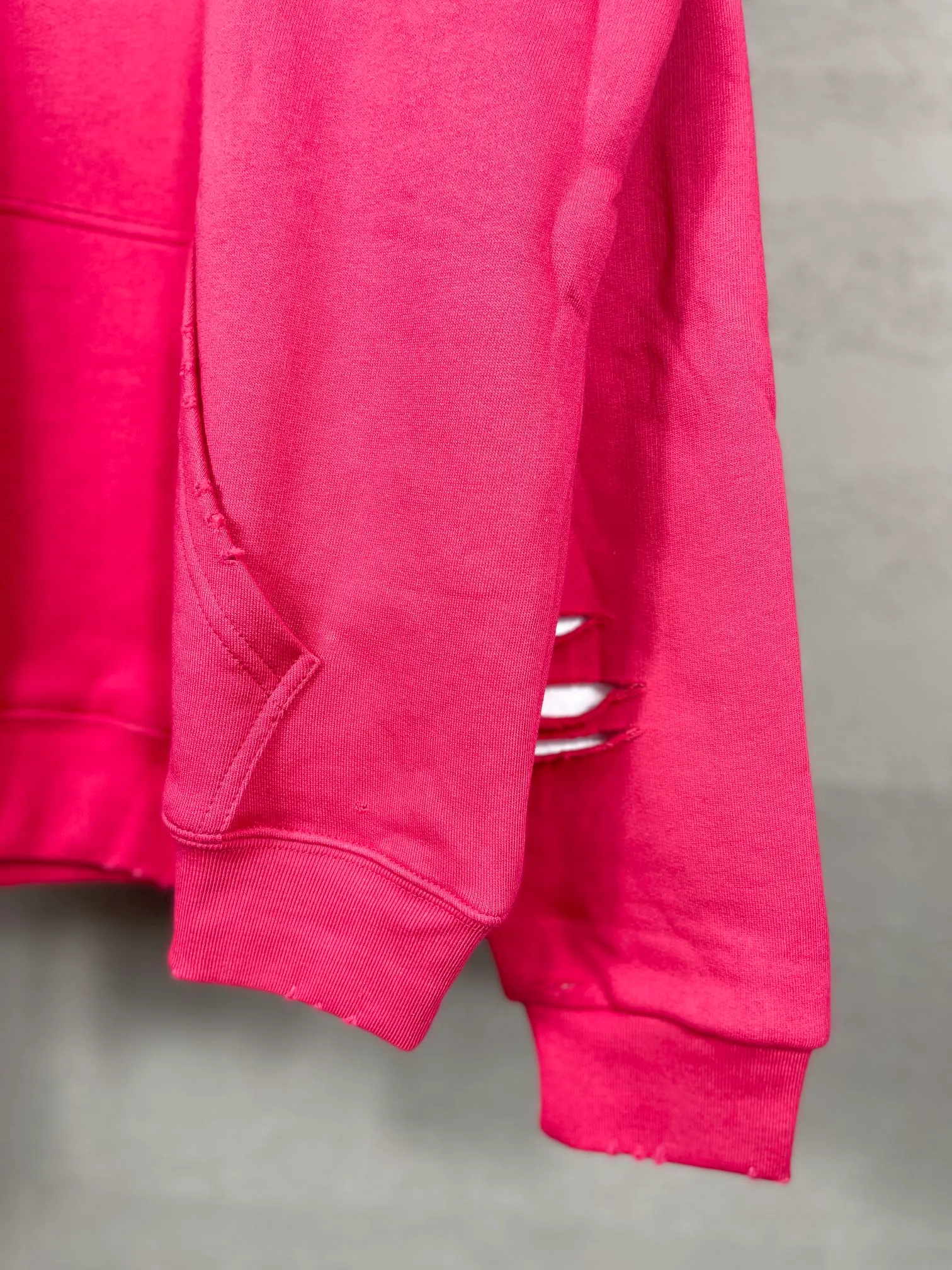 🅿️396 Actual pictures [Top version. Official website quality] BALENCI*GA/Paris. Classic style. 22SS #BALENCI*GA# Artistic ripped hole and velvet inner two-piece hooded sweatshirt. Autumn and winter brick cabinets are synchronized. Welcome to compare. The fabric is made of Paris ZP custom-woven and dyed cotton double yarn David coat with velvet lining. The fabric pattern is clear, soft and comfortable. The threads are woven and dyed with no color difference. The classic letter LOGO adopts precision stencils, imported environmentally friendly rubber paddles, and turtle crack printing, with a three-dimensional effect. Garment positioning art is worn with holes, hem threads, hat brim, and bag mouth are hand-worn vintage. Restore brick cabinets, and adopt OS loose shoulder style. Same style for men and women Coding: BL238001 Color: Black. White. Hulan. Brown. Dark green. Burgundy. Purple Size: XS S M L