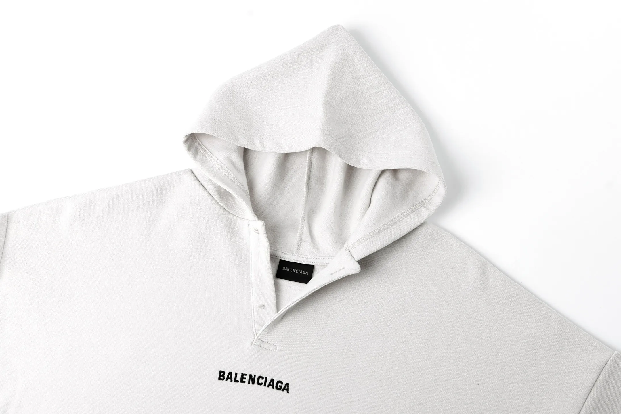 🅿️430 BLCG front and back letter embroidered Polo collar hooded sweatshirt (off-white) The original version was purchased for RMB 9,200 and developed. The fabric is made of 400 grams of Paris cotton terry sweatshirt material, and the ribs are made of 430 grams of 1*1 trendy brand rib. The fabric is fermented, imported embroidery, customized with a 1:1 trademark, loose version, and the embroidery is still Behringer. It is worth noting that this style only has buttonholes and no buttons. It is the same as the original version. The version with buttons on the market for premature babies is wrong! The upper body is light and lazy, with the same color and no color difference. It can be matched with the same style to create a fashionable look, and can be used in various occasions. It has customized accessories, complete with three standards, and the same style for men and women. Size:S-M-L