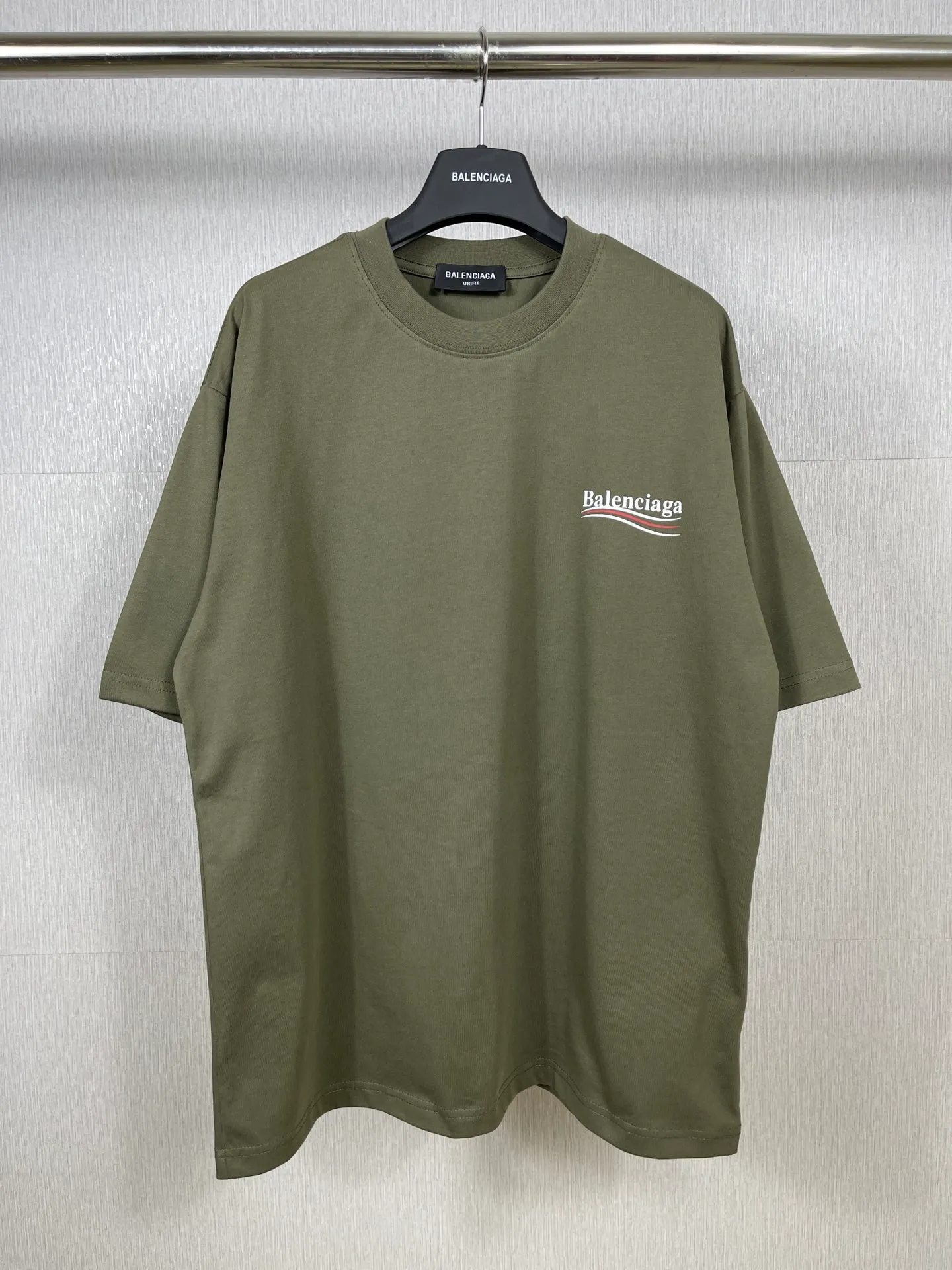 🅿️170 Real photos [Top version. Official website quality] BALENC*GA/Paris#Classic, Coke printed short-sleeved T-shirt# The fabric is made of Paris ZP custom-woven and dyed cotton double yarn. Weighing 260 grams, the cloth surface is clean. The cloth pattern is clear, soft and comfortable. The threads are dyed with no color difference. The classic pattern printing uses environmentally friendly imported glue and precision mesh. The letters are clear. No burrs. The three-dimensional effect is strong. The version adopts the OS loose shoulder version. The same style for men and women. Coding: BL223029 Color: black, white, red, yellow, gray, gray orchid, blue, military green Size: XS to L