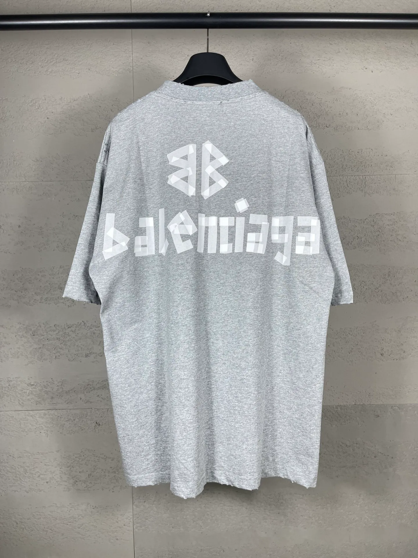 🅿️194 Real photos [Top version. Official website quality] BALENCI*GA/Paris. 23ss latest classic model. Tape pulp printing. Ready-to-wear washed and worn short-sleeved T-shirt. Brick cabinet synchronization. The fabric is made of Paris ZP custom-woven and dyed 100% cotton double yarn compact cotton. The weight is 260 grams, the cloth surface is clean. The cloth pattern is clear, soft and comfortable, and the thread is dyed with no color difference. The classic pattern is printed with environmentally friendly imported materials, and the tape pattern is glued. The letters are clear and the effect is three-dimensional. Restored brick cabinet. The garments were washed and aged, and polished by many hands. Produced by ultra-heavy craftsmanship, the market currency is very different, welcome to compare. Note⚠️ZP is made of iron gray garments that are washed and distressed. Pay attention to the big difference! Welcome to compare! The version adopts OS loose shoulder version. The same style for men and women. Code: BL223089 Color: iron gray, white, fluorescent green, gray blue, coffee color, fog blue, beige gray, burgundy, green, floral gray Size: XS S M L