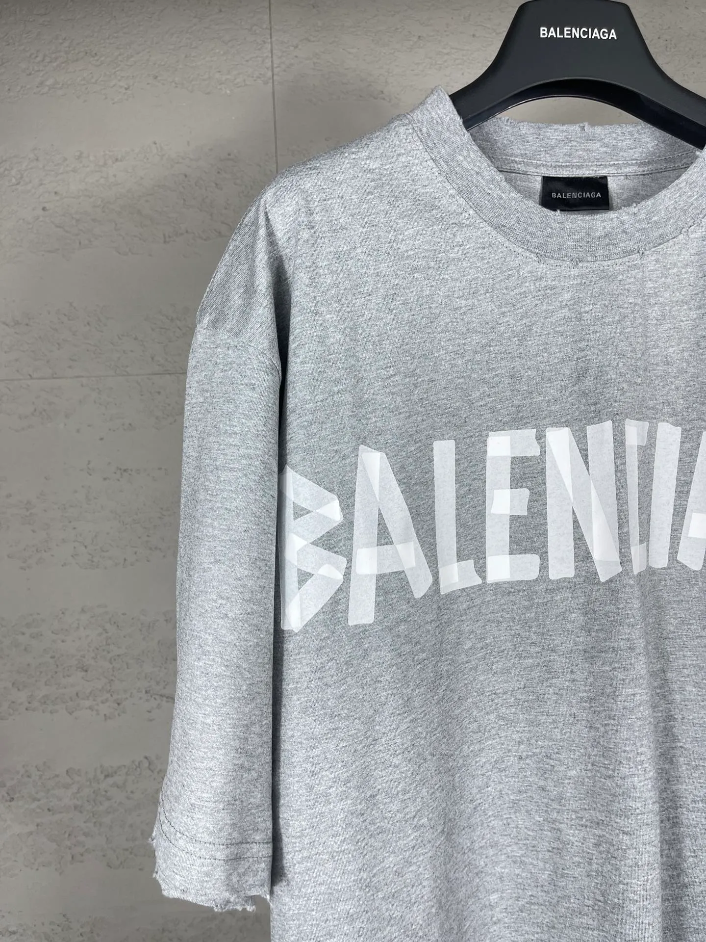 🅿️194 Real photos [Top version. Official website quality] BALENCI*GA/Paris. 23ss latest classic model. Tape pulp printing. Ready-to-wear washed and worn short-sleeved T-shirt. Brick cabinet synchronization. The fabric is made of Paris ZP custom-woven and dyed 100% cotton double yarn compact cotton. The weight is 260 grams, the cloth surface is clean. The cloth pattern is clear, soft and comfortable, and the thread is dyed with no color difference. The classic pattern is printed with environmentally friendly imported materials, and the tape pattern is glued. The letters are clear and the effect is three-dimensional. Restored brick cabinet. The garments were washed and aged, and polished by many hands. Produced by ultra-heavy craftsmanship, the market currency is very different, welcome to compare. Note⚠️ZP is made of iron gray garments that are washed and distressed. Pay attention to the big difference! Welcome to compare! The version adopts OS loose shoulder version. The same style for men and women. Code: BL223089 Color: iron gray, white, fluorescent green, gray blue, coffee color, fog blue, beige gray, burgundy, green, floral gray Size: XS S M L